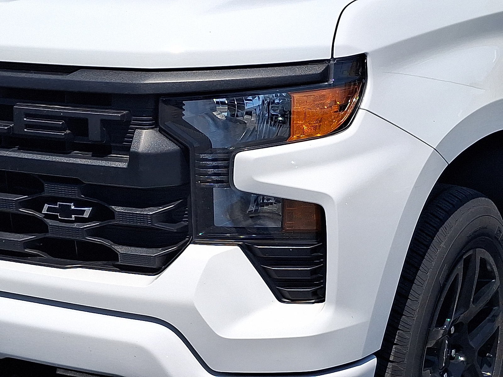 2023 Chevrolet Silverado 1500 4WD Crew Cab Short Bed Custom - Summit White - GAZ exterior view 9