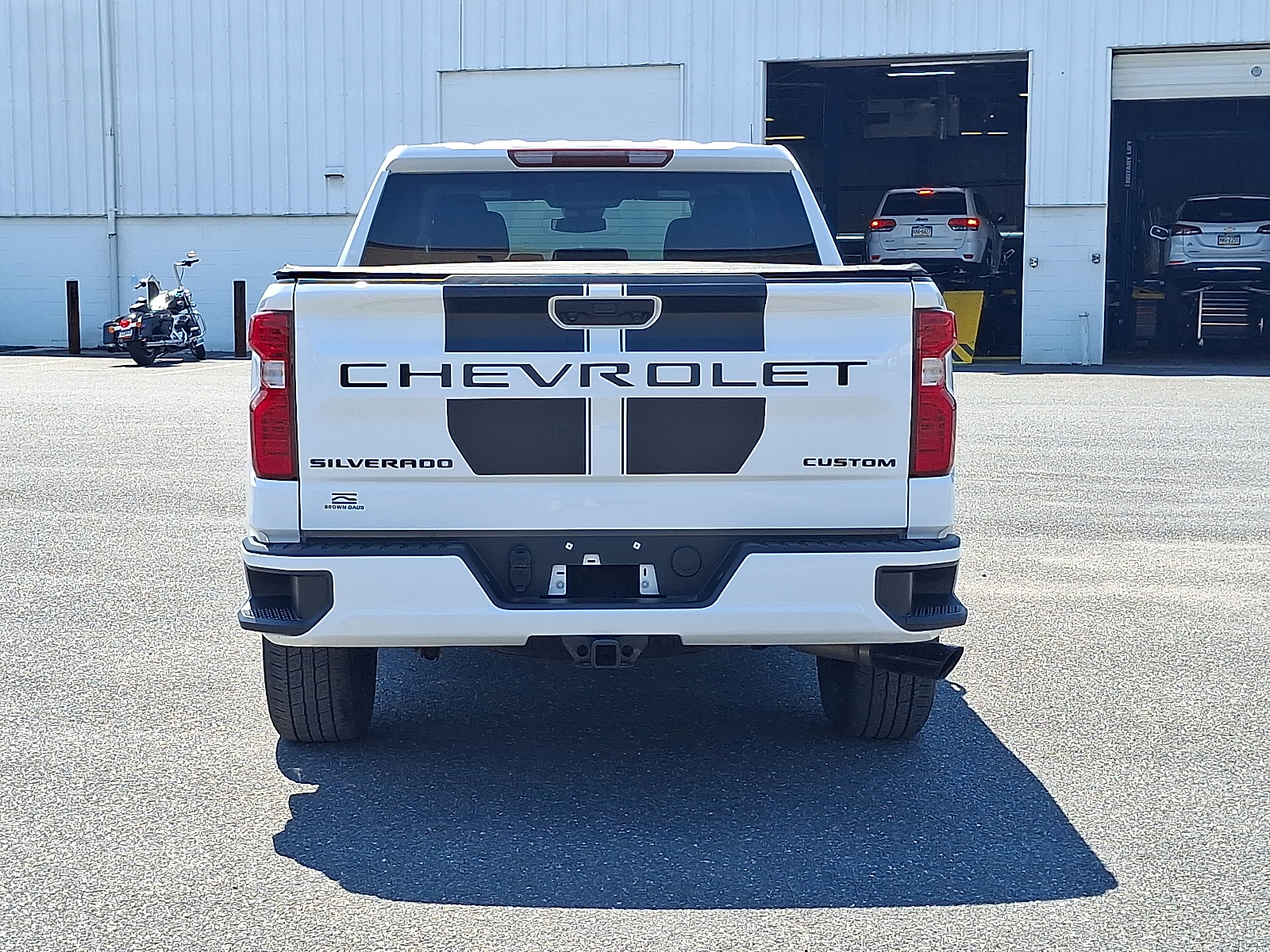 2023 Chevrolet Silverado 1500 4WD Crew Cab Short Bed Custom - Summit White - GAZ exterior view 5