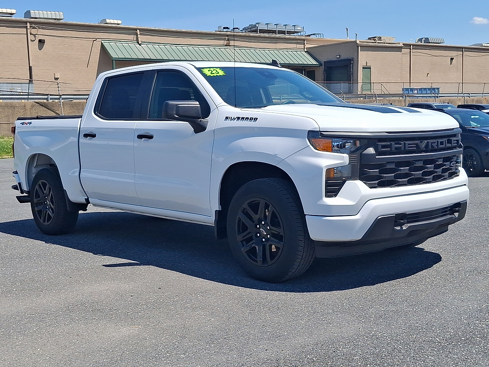 2023 Chevrolet Silverado 1500 4WD Crew Cab Short Bed Custom - Summit White - GAZ exterior view 3