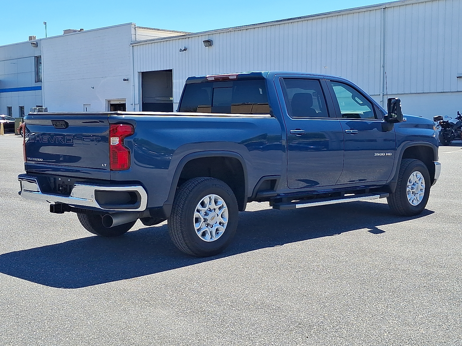 2024 Chevrolet Silverado 3500HD 4WD Crew Cab Standard Bed LT - Lakeshore Blue Metallic - GXP exterior view 9