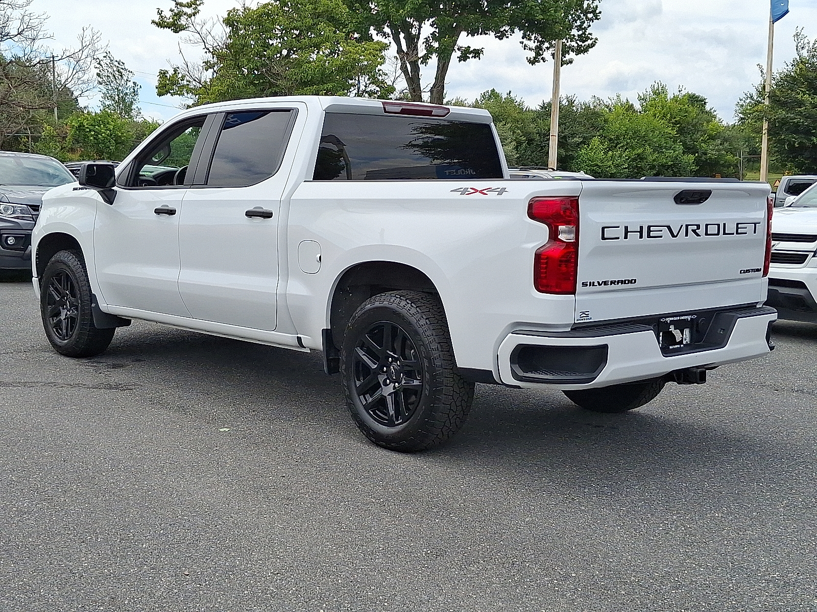 2022 Chevrolet Silverado 1500 4WD Crew Cab Short Bed Custom - Summit White - GAZ exterior view 4