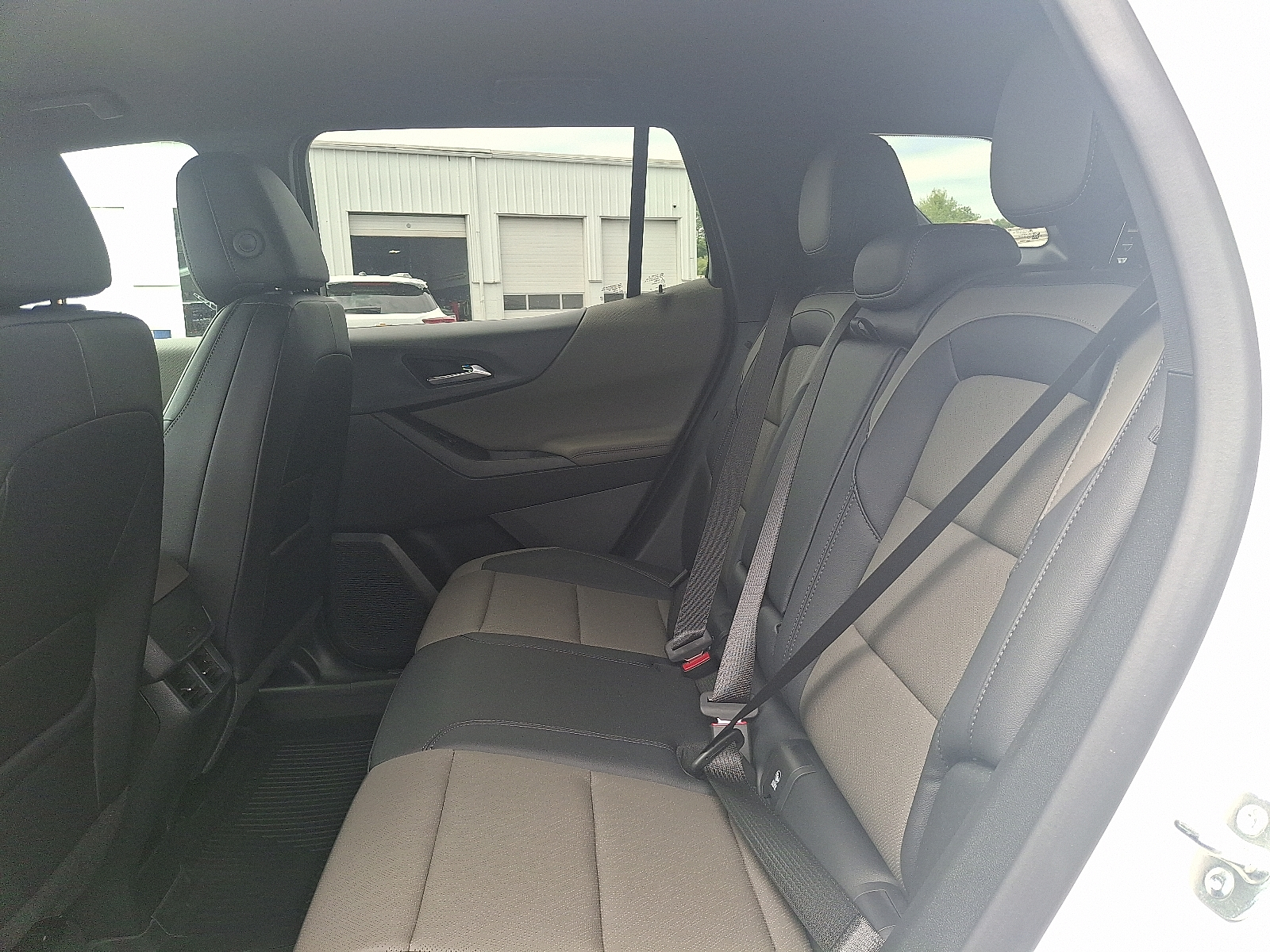 2026 Chevrolet Equinox AWD LT - Summit White - GAZ exterior view 9