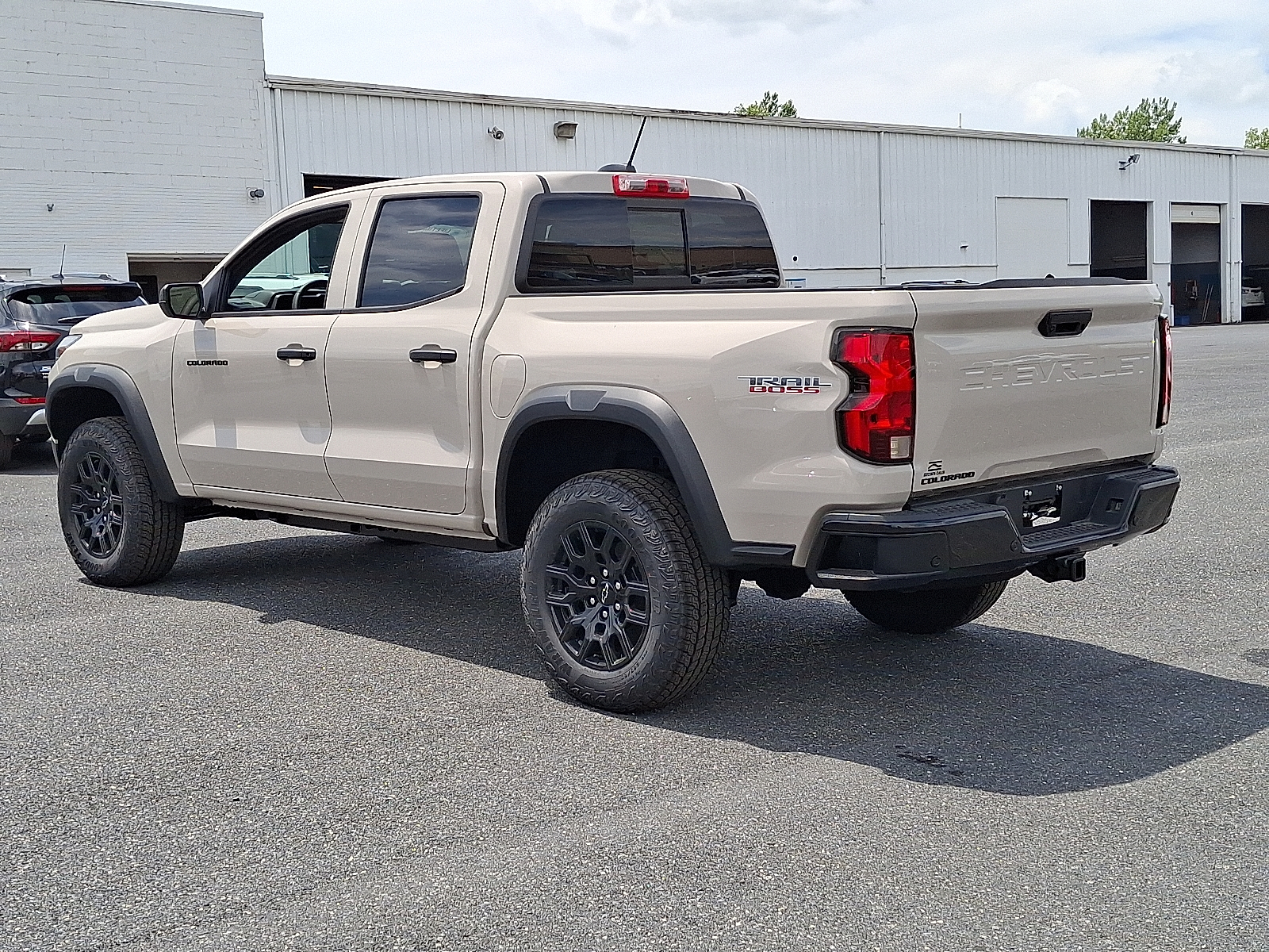 2026 Chevrolet Colorado Trail Boss, 4WD - White Sands - G42 exterior view 4