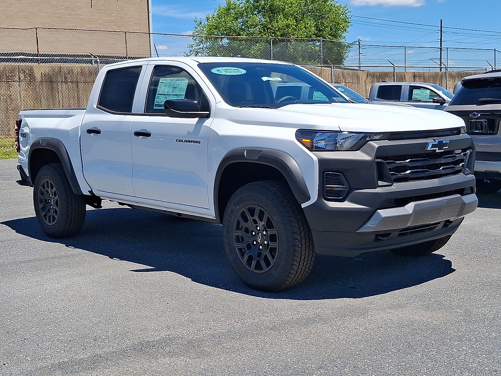2026 Chevrolet Colorado Trail Boss, 4WD - Summit White - GAZ exterior view 2