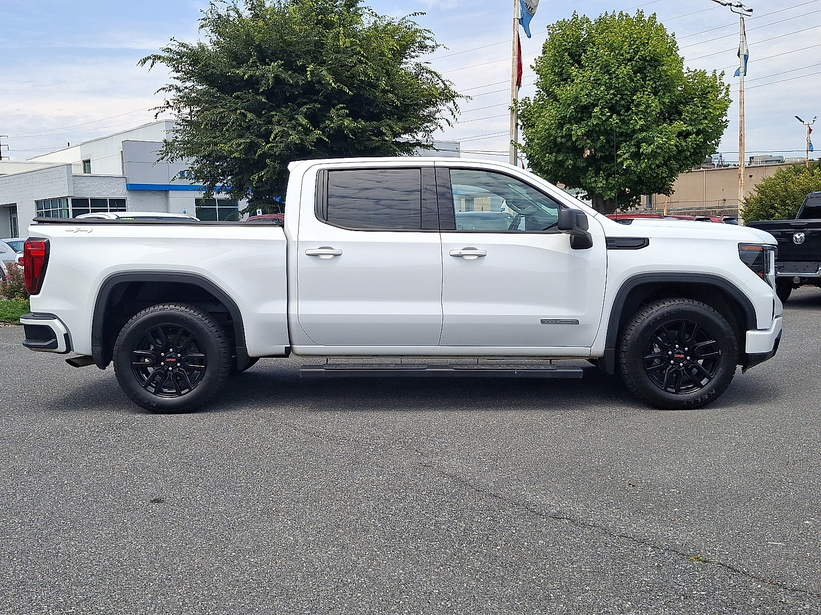 2024 GMC Sierra 1500 4WD Crew Cab Short Box Elevation with 3SB - Summit White - GAZ exterior view 10