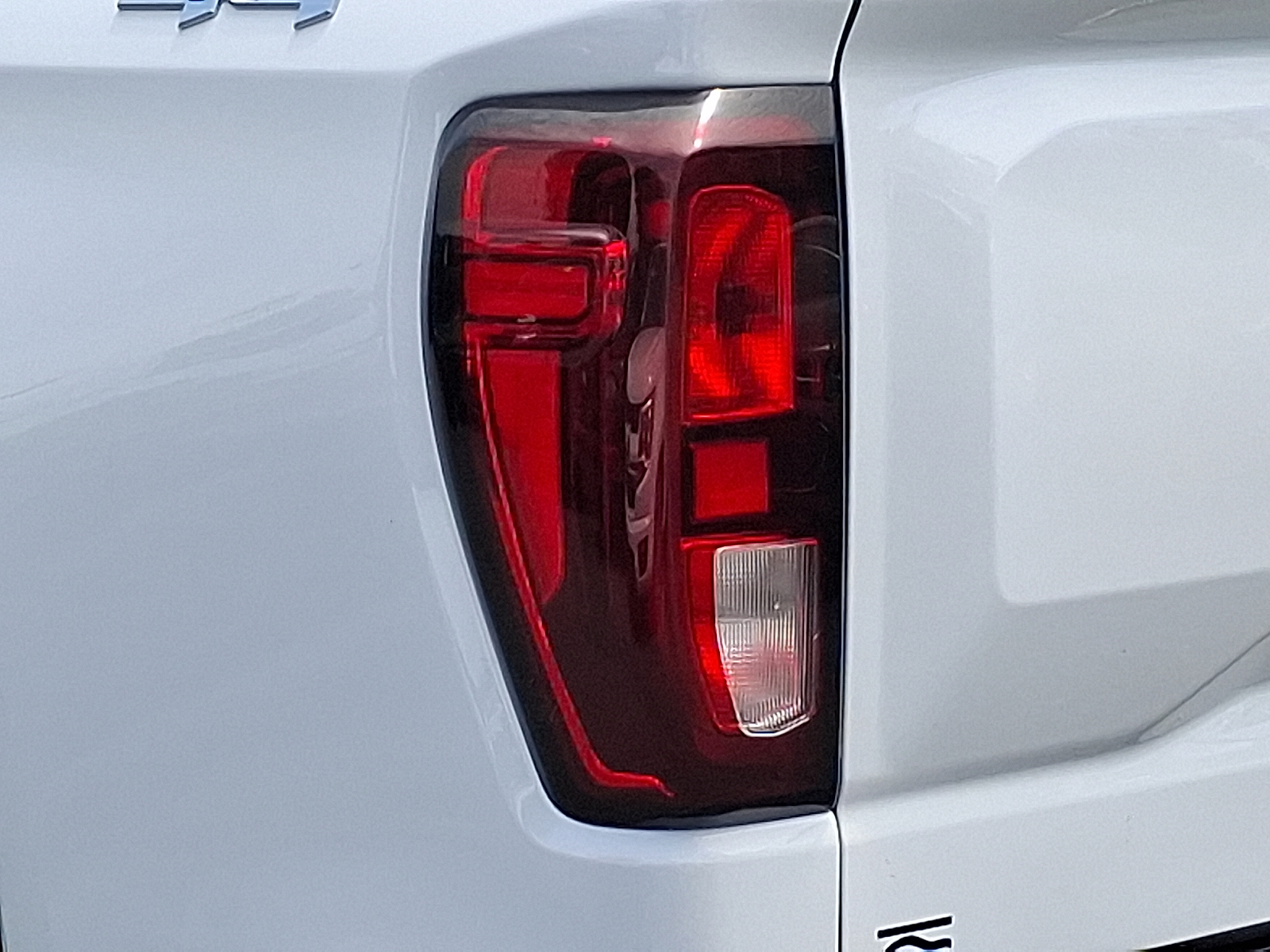 2024 GMC Sierra 1500 4WD Crew Cab Short Box Elevation with 3SB - Summit White - GAZ exterior view 13