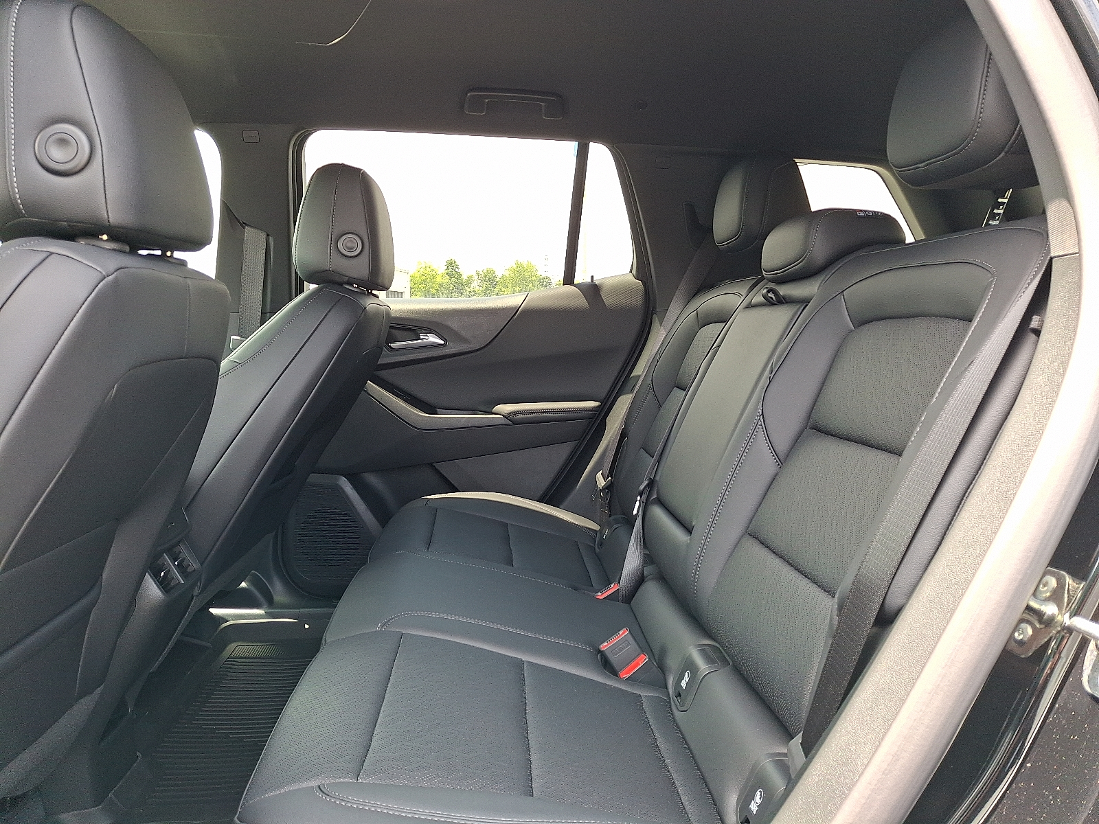 2026 Chevrolet Equinox AWD LT - Mosaic Black Metallic - GB8 exterior view 8