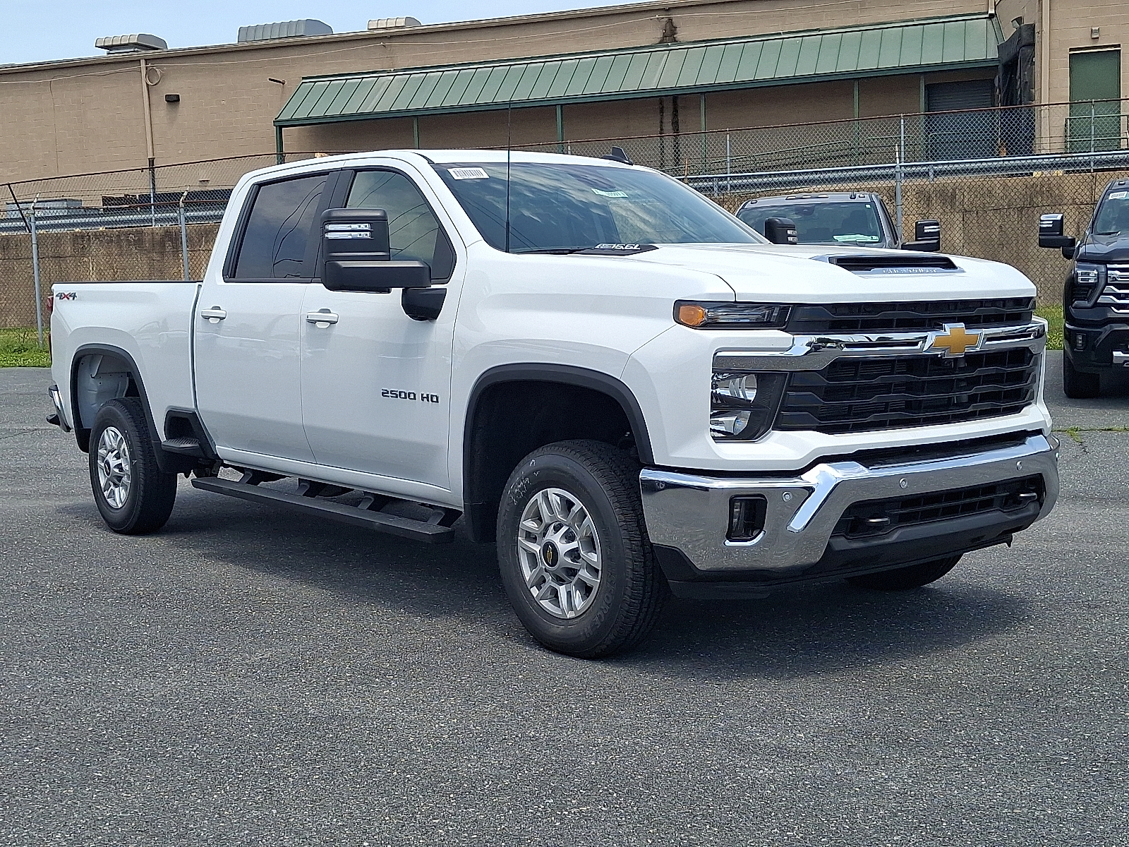 2026 Chevrolet Silverado 2500 HD Crew Cab, Standard Bed, LT, 4WD - Summit White - GAZ exterior view 5