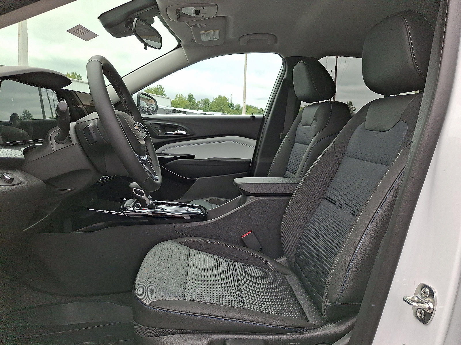 2026 Chevrolet Trax FWD LT - Summit White - GAZ exterior view 12