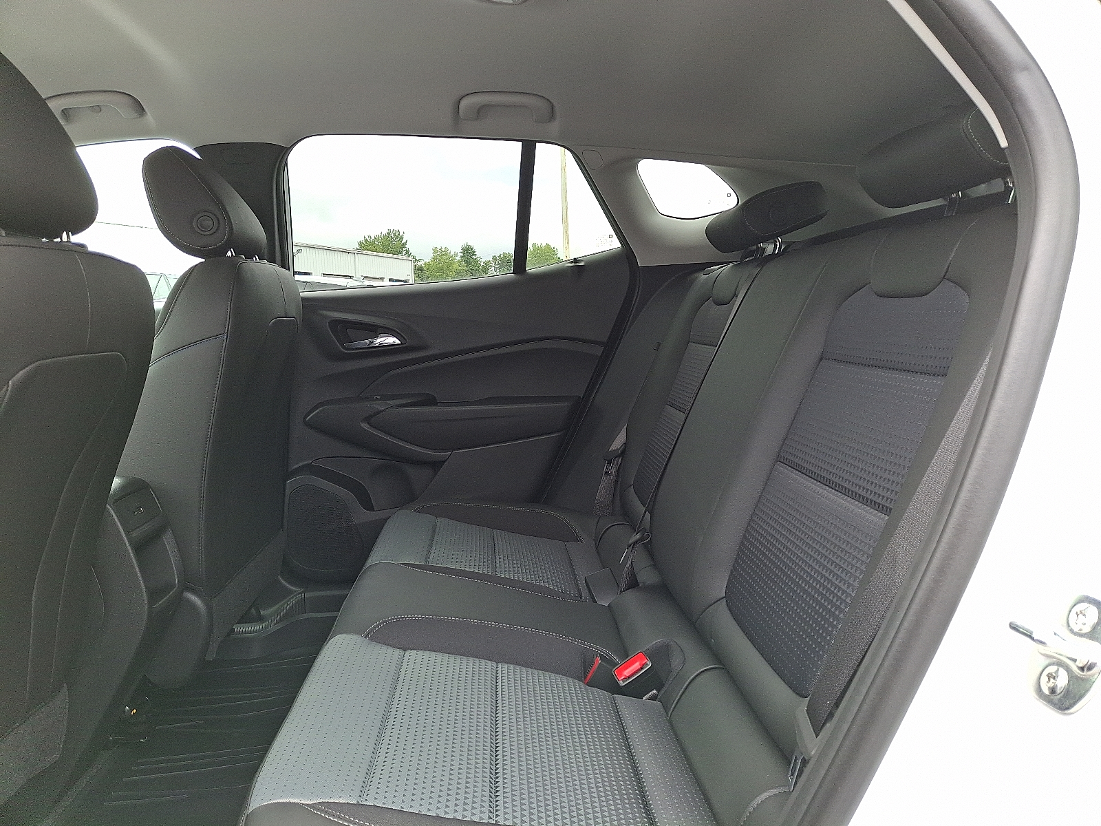 2026 Chevrolet Trax FWD LT - Summit White - GAZ exterior view 9