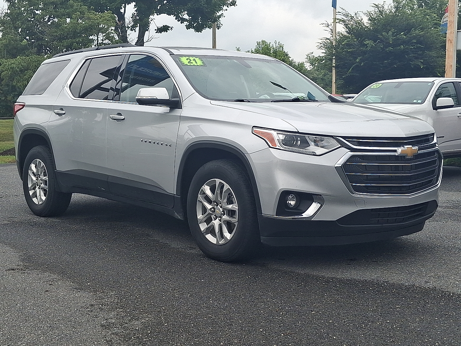 2021 Chevrolet Traverse AWD LT Leather - Silver Ice Metallic - GAN exterior view 3