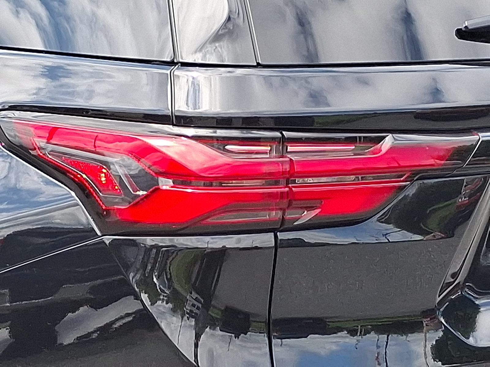 2024 Chevrolet Traverse Limited AWD Premier - Mosaic Black Metallic - GB8 exterior view 13