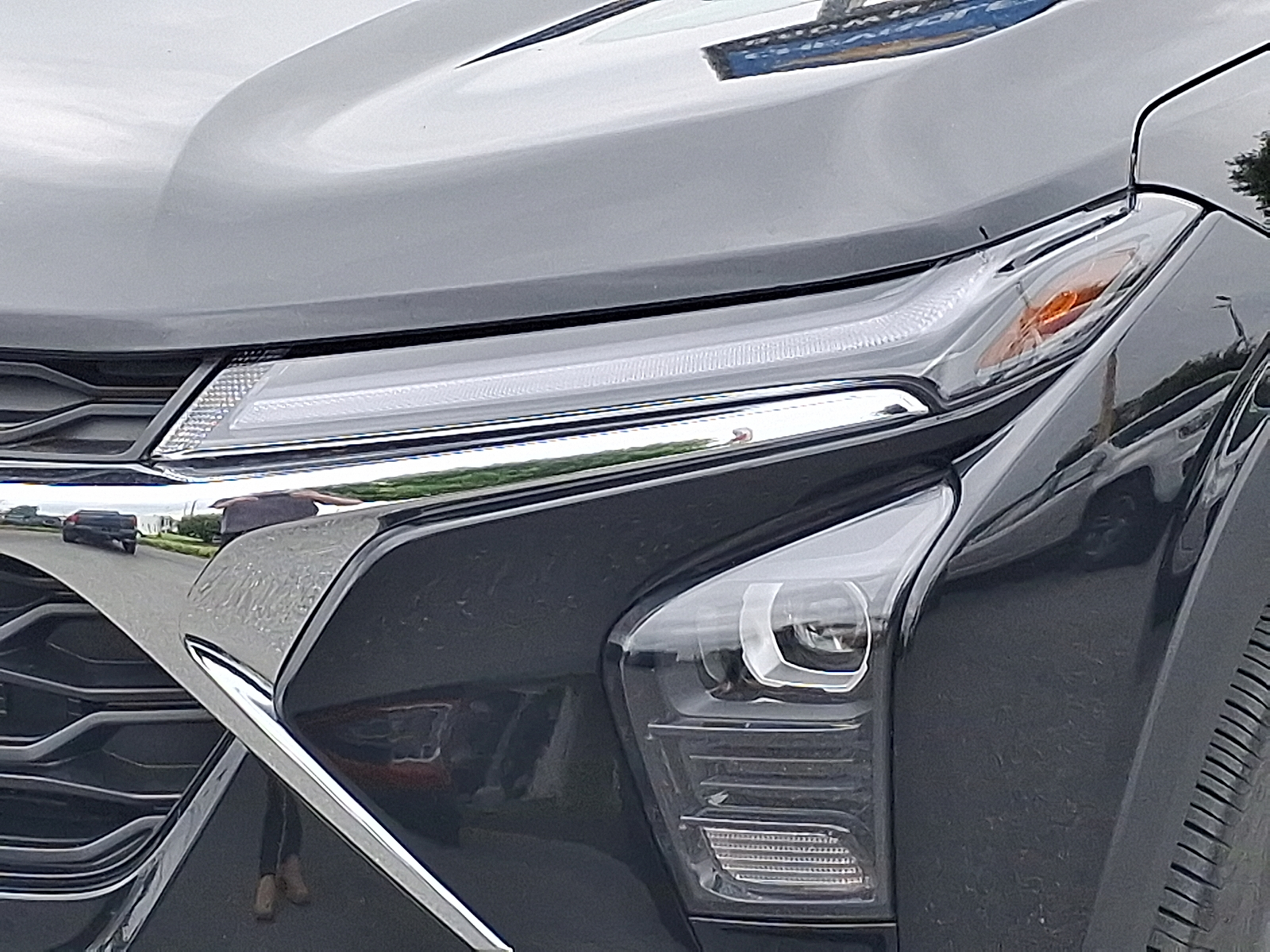 2024 Chevrolet Trax FWD LT - Mosaic Black Metallic - GB0 exterior view 12