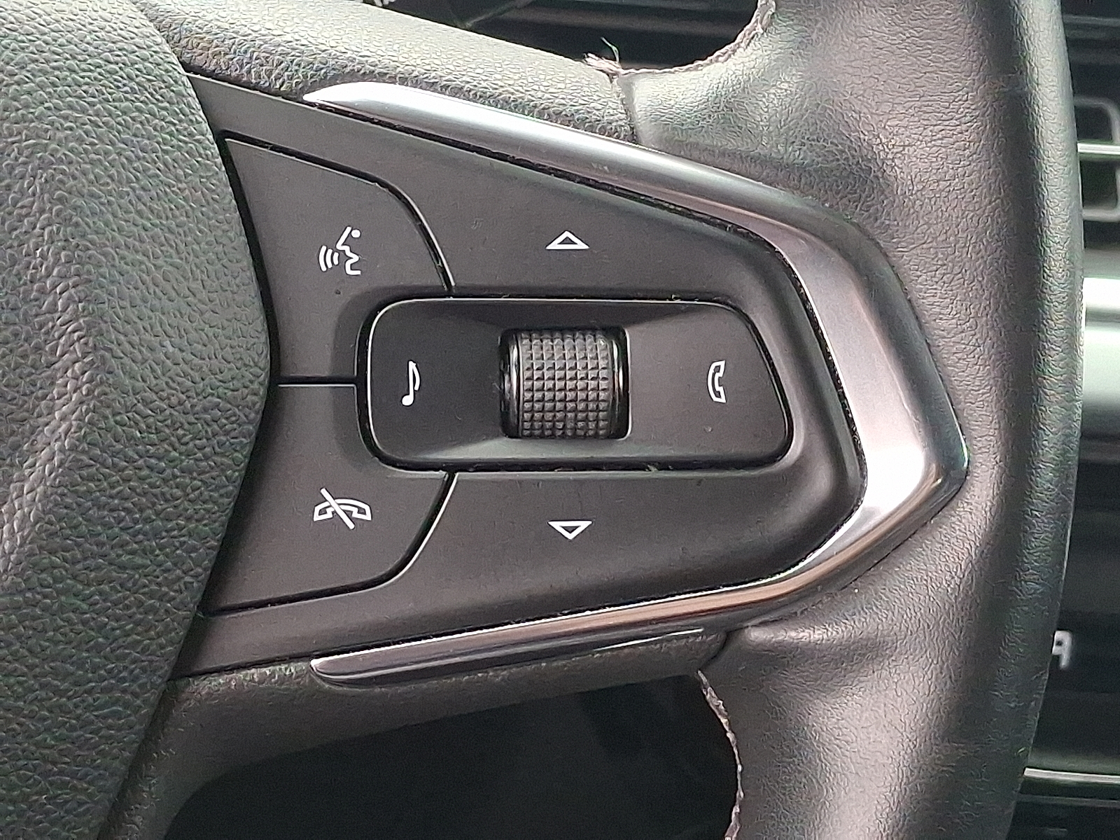 2024 Chevrolet Trax FWD LT - Mosaic Black Metallic - GB0 exterior view 20