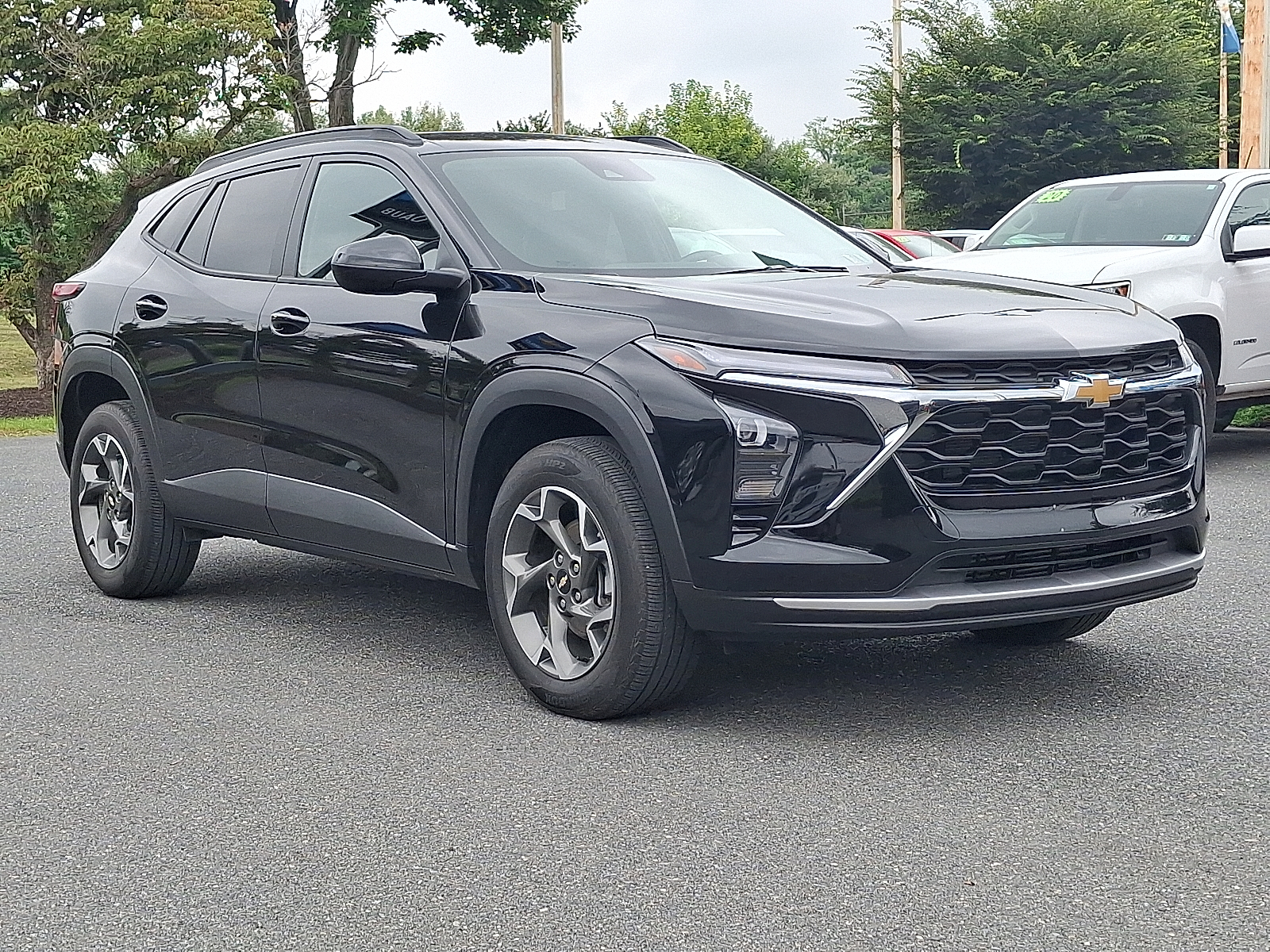 2024 Chevrolet Trax FWD LT - Mosaic Black Metallic - GB0 exterior view 6