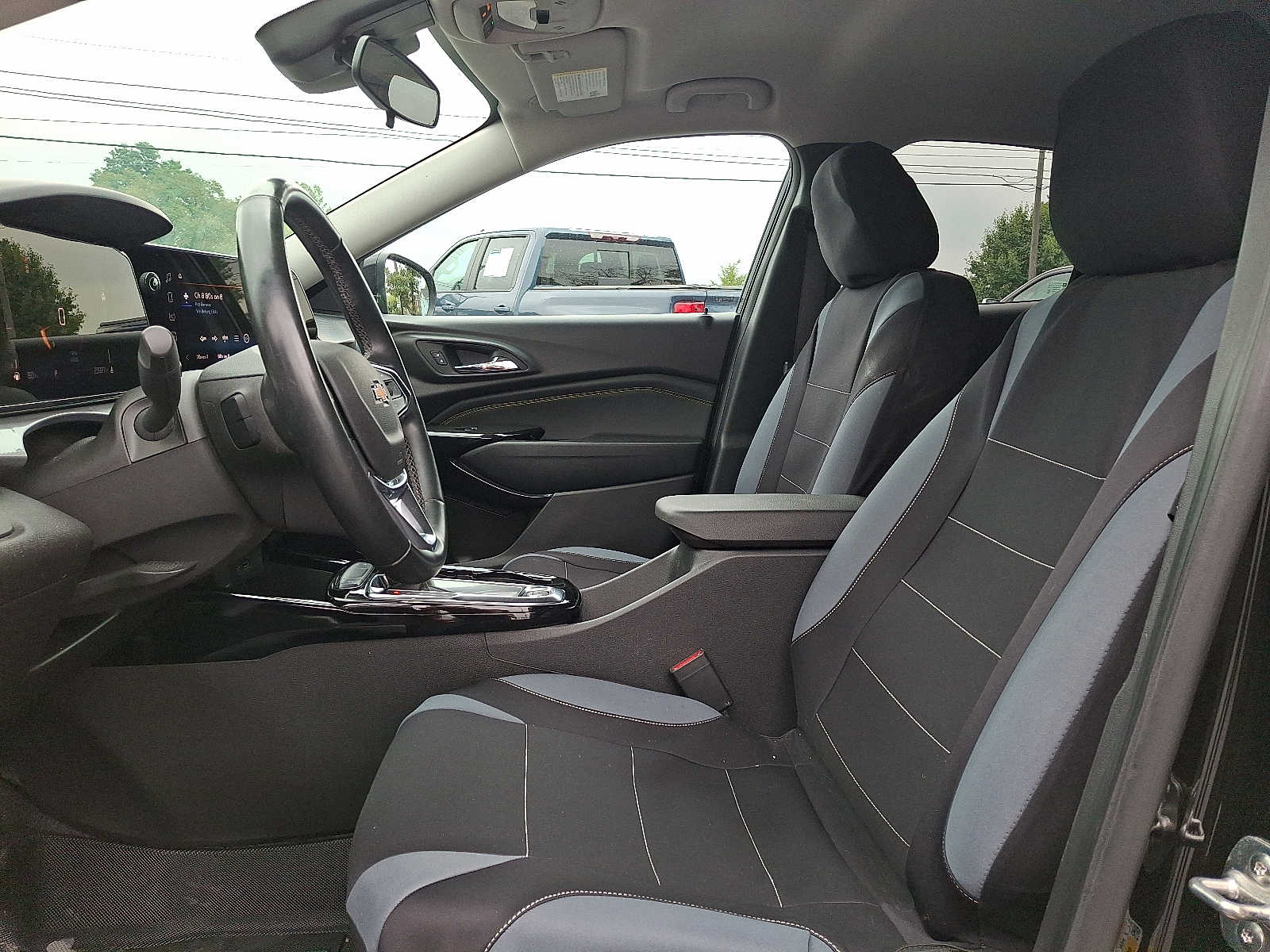 2024 Chevrolet Trax FWD LT - Mosaic Black Metallic - GB0 exterior view 17