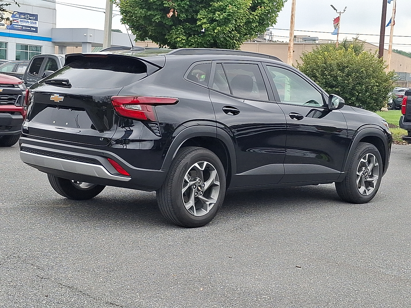 2024 Chevrolet Trax FWD LT - Mosaic Black Metallic - GB0 exterior view 9