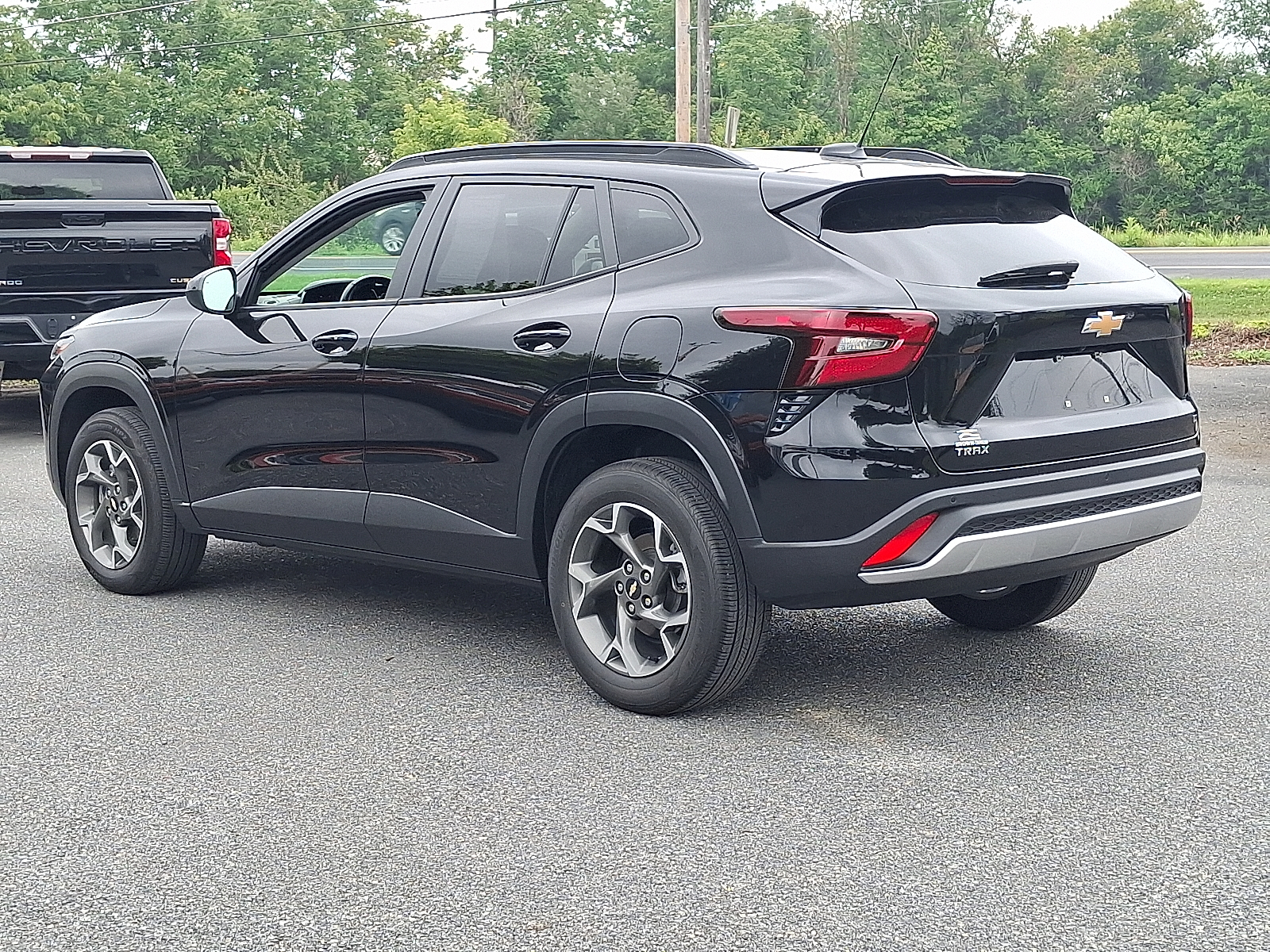 2024 Chevrolet Trax FWD LT - Mosaic Black Metallic - GB0 exterior view 7