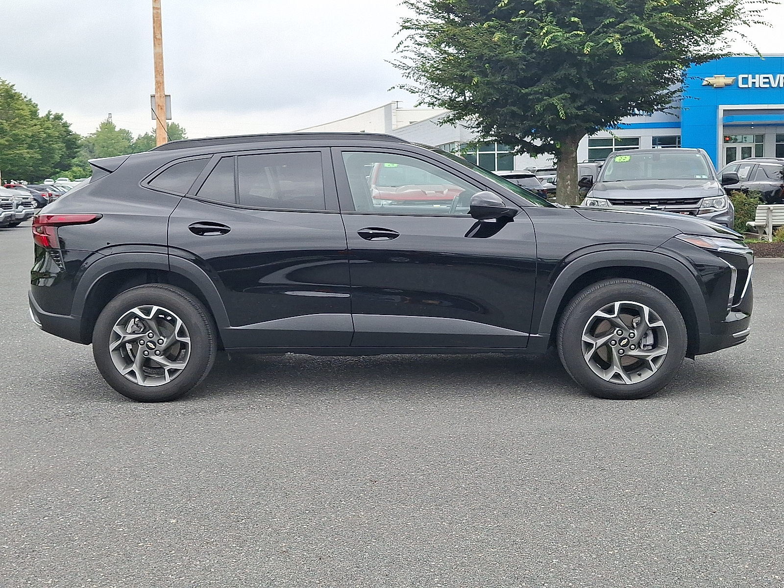 2024 Chevrolet Trax FWD LT - Mosaic Black Metallic - GB0 exterior view 10
