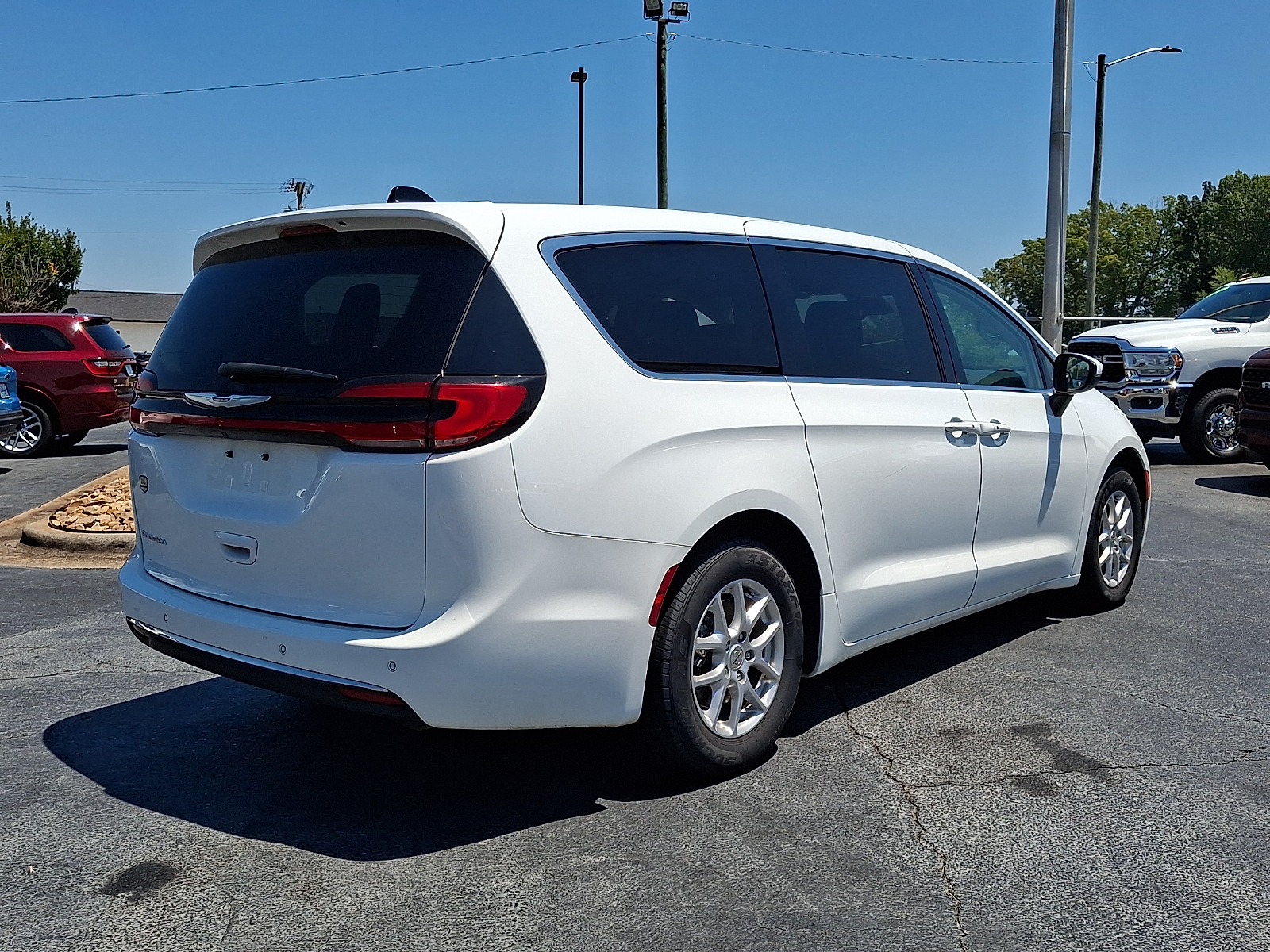 Used 2023 Chrysler Pacifica Van