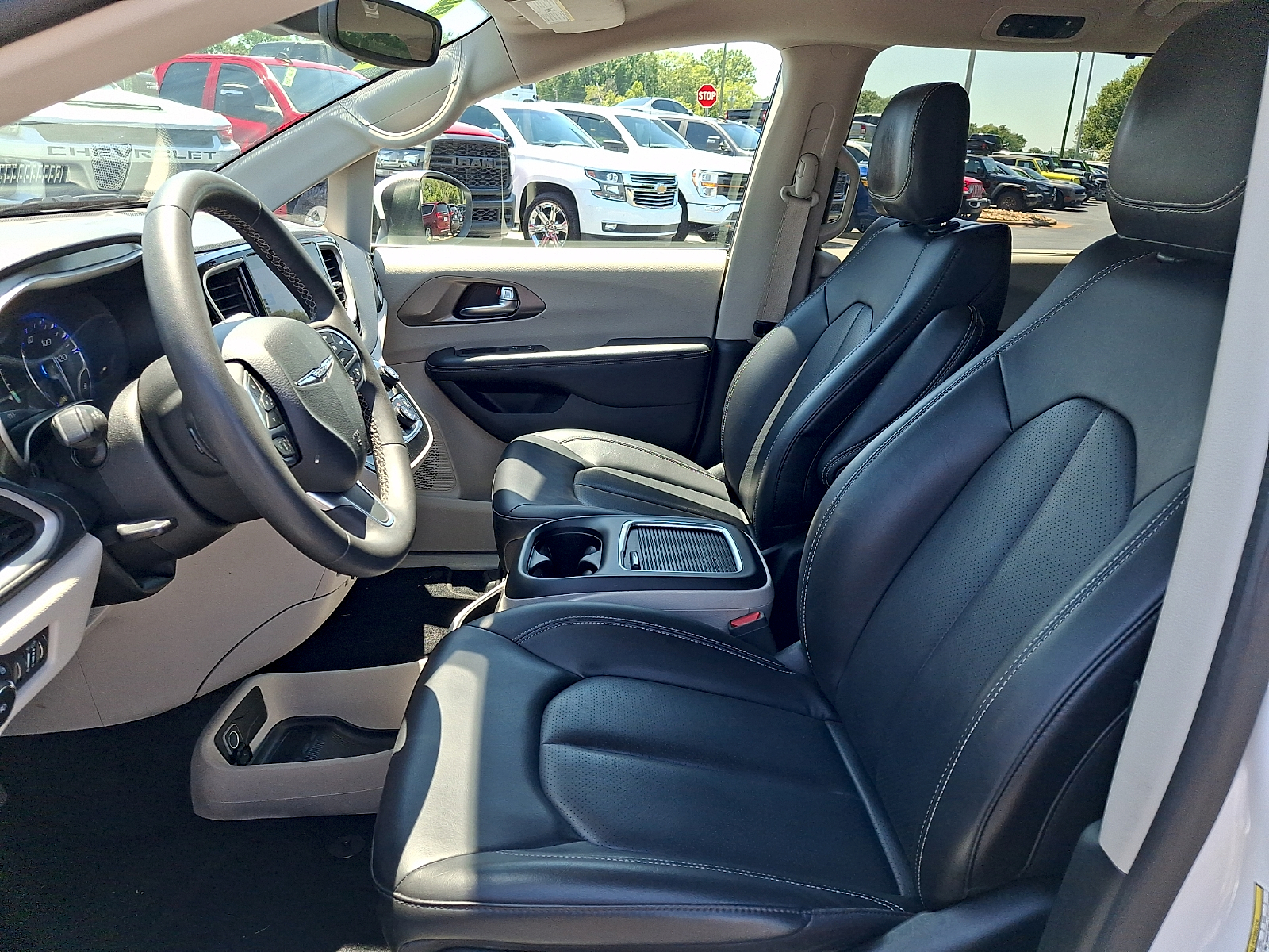 Used 2023 Chrysler Pacifica Van