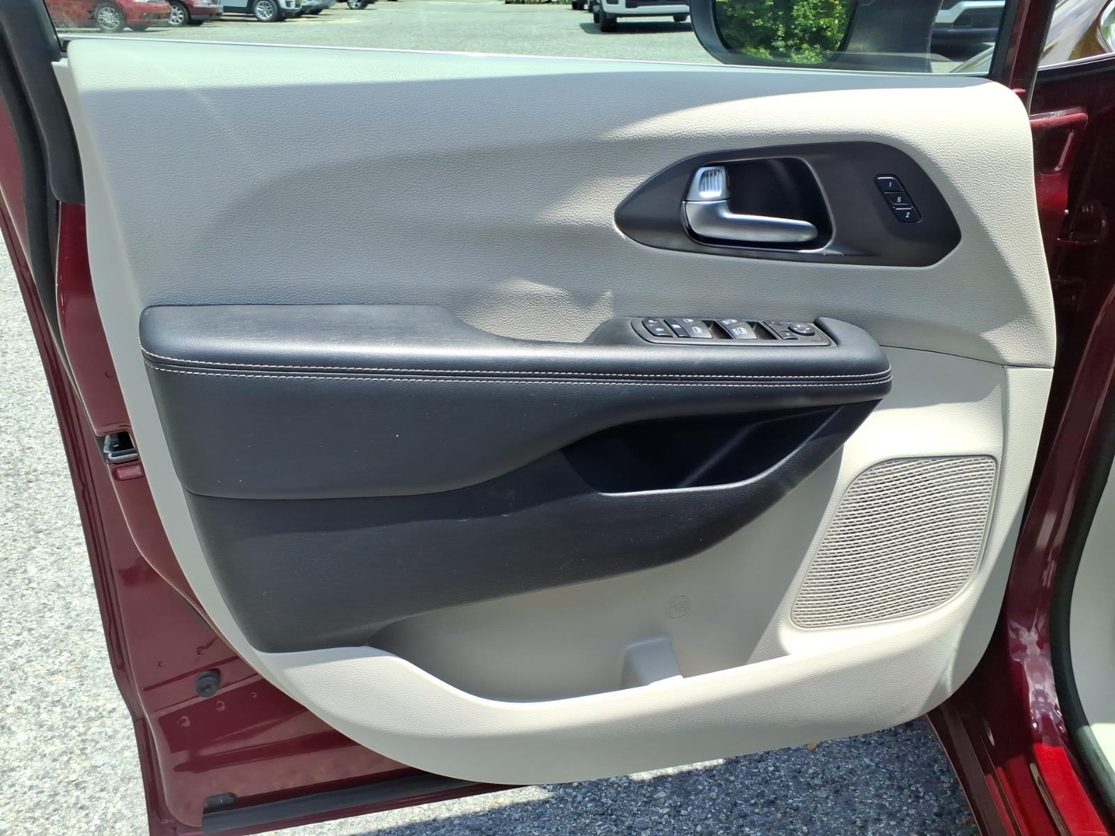 Used 2023 Chrysler Pacifica Van