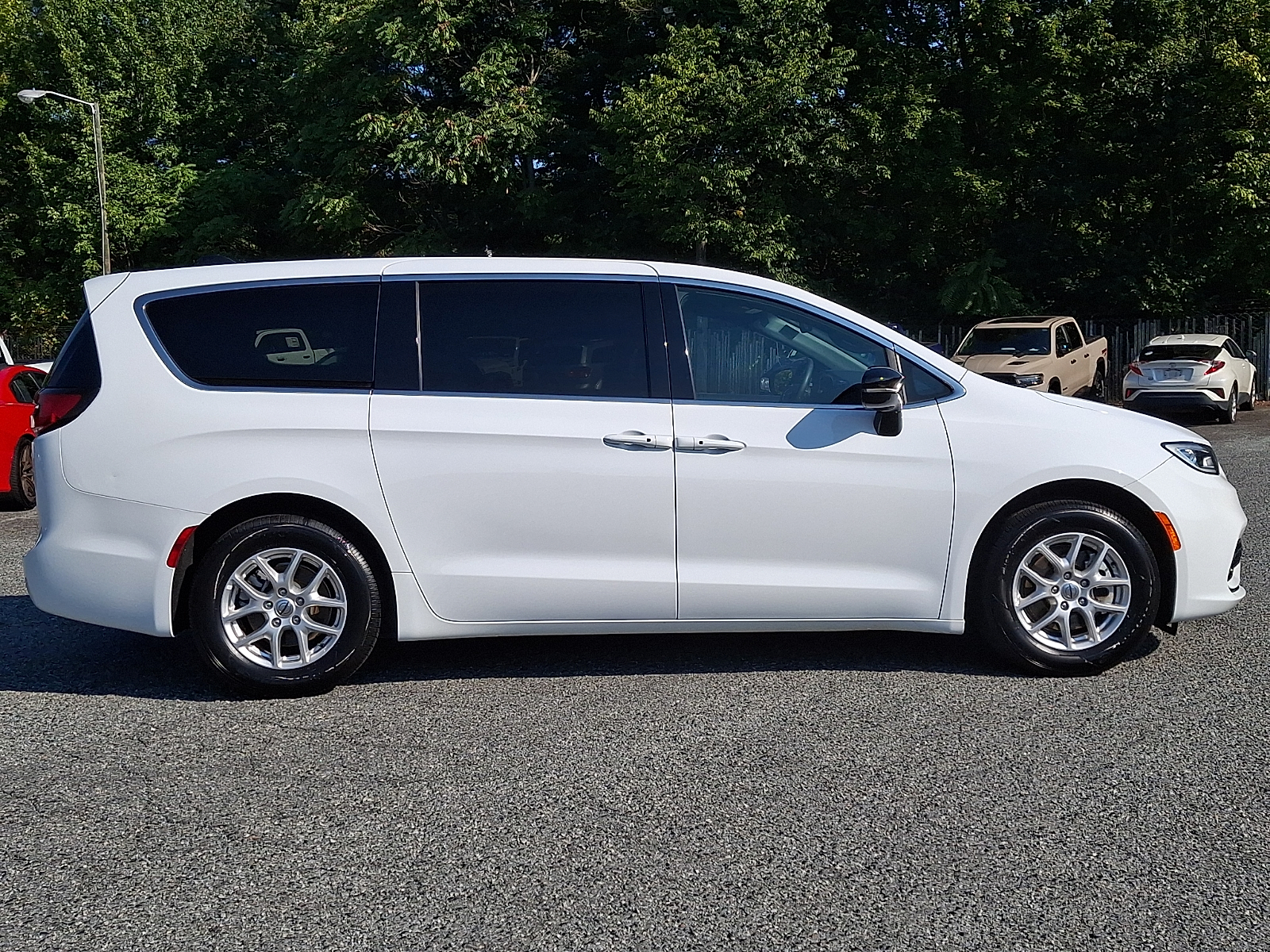 Used 2025 Chrysler Pacifica Van