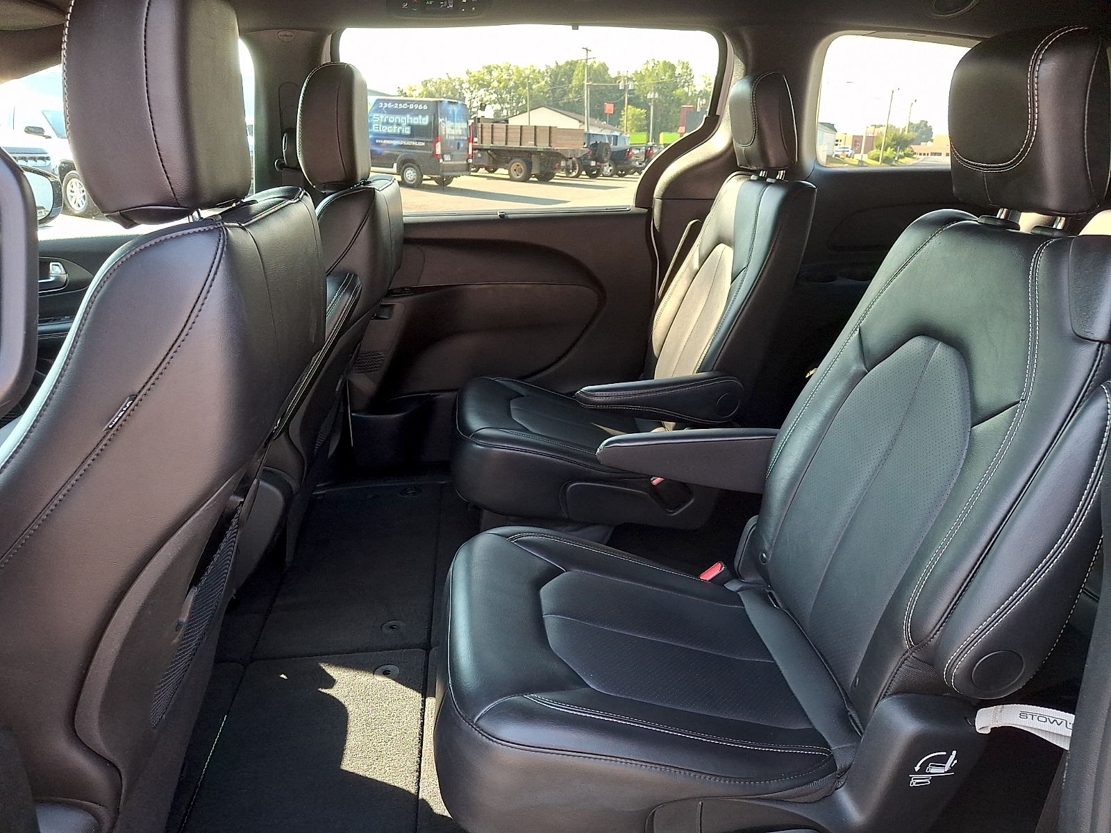 Used 2025 Chrysler Pacifica Van