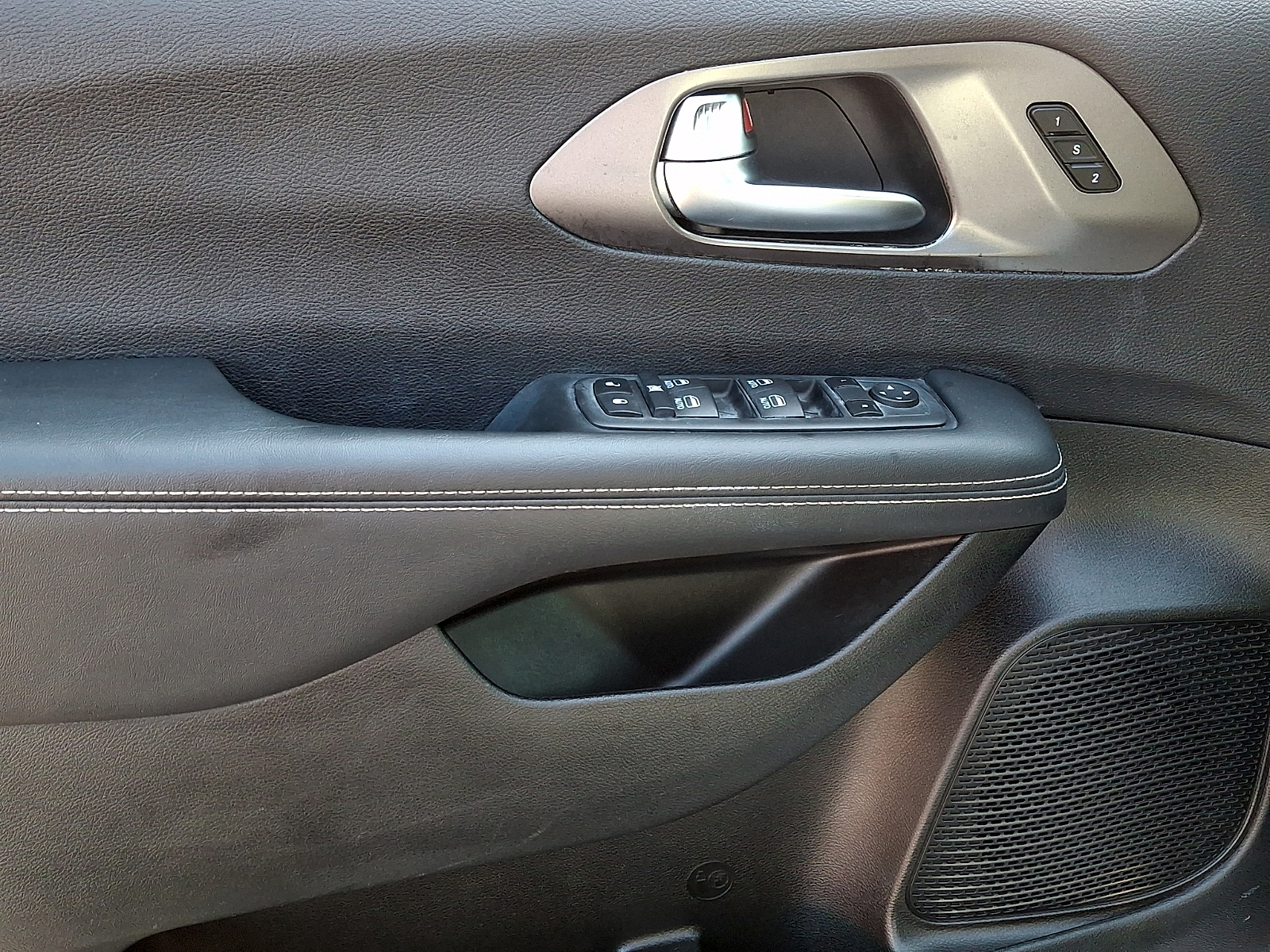 Used 2025 Chrysler Pacifica Van