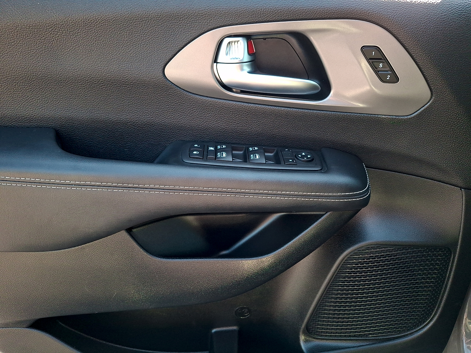 Used 2025 Chrysler Pacifica Van