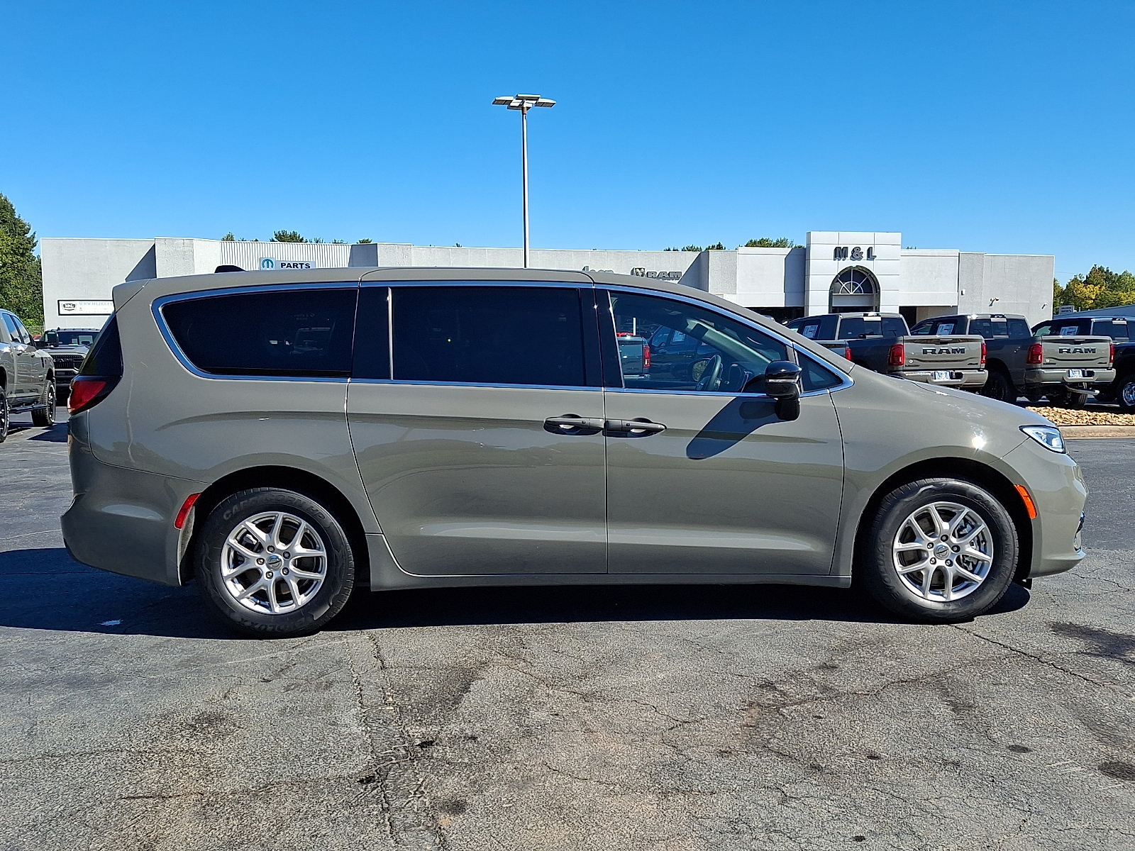 Used 2025 Chrysler Pacifica Van