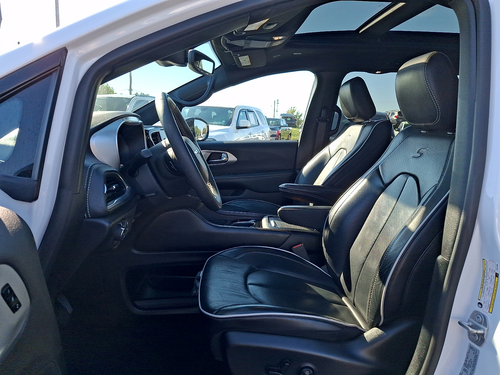Used 2025 Chrysler Pacifica Van