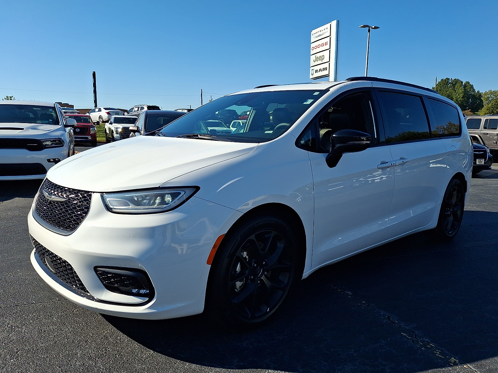 Used 2025 Chrysler Pacifica Van