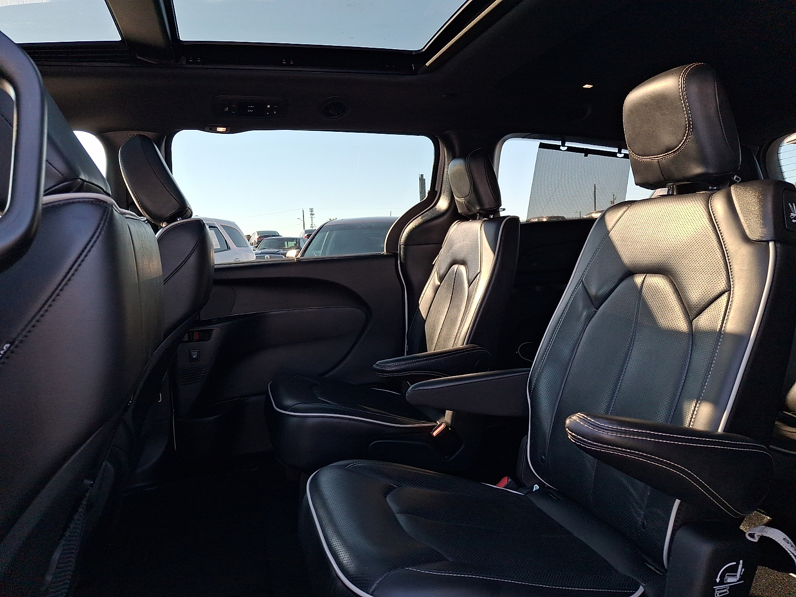 Used 2025 Chrysler Pacifica Van