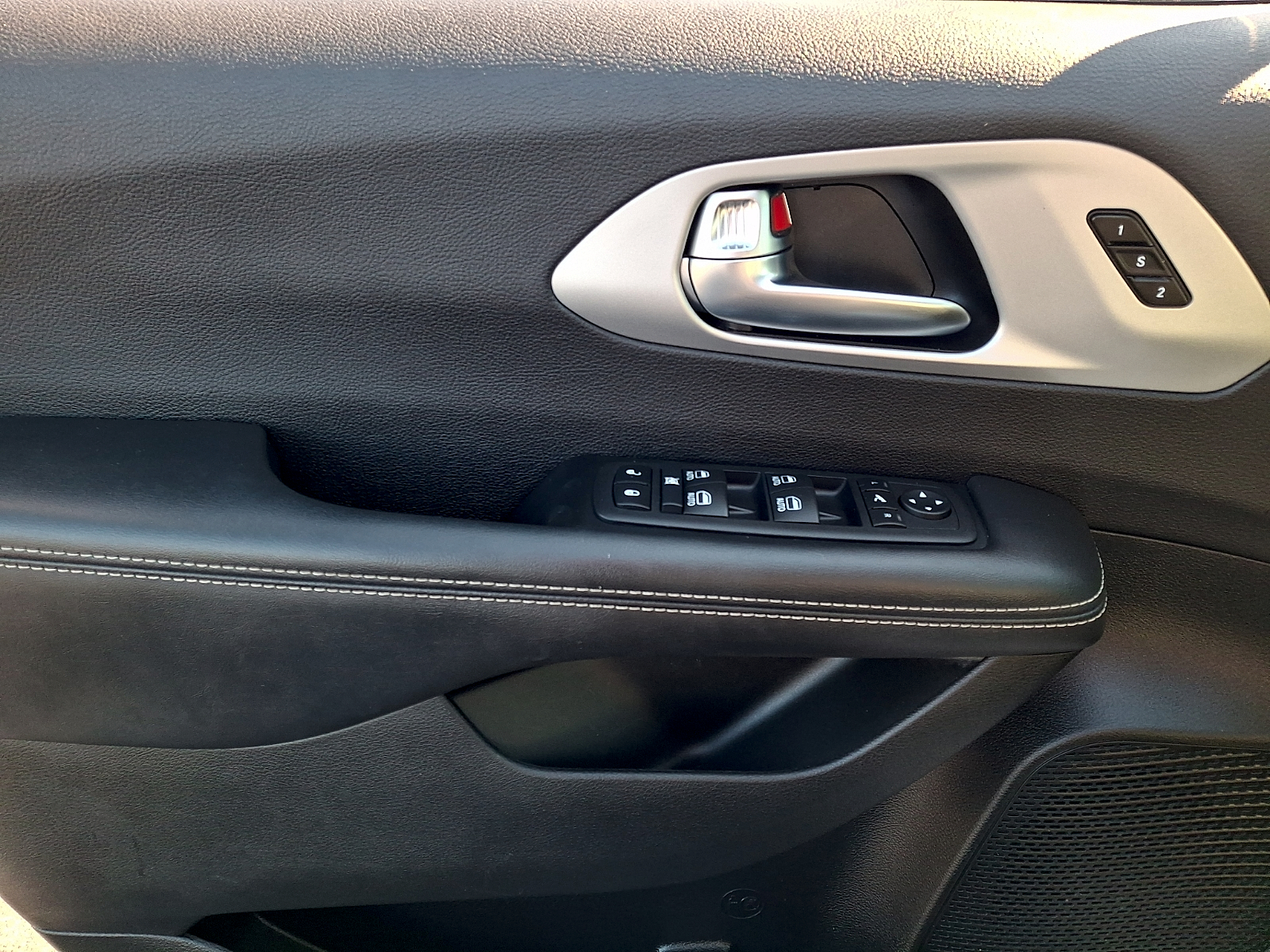 Used 2025 Chrysler Pacifica Van