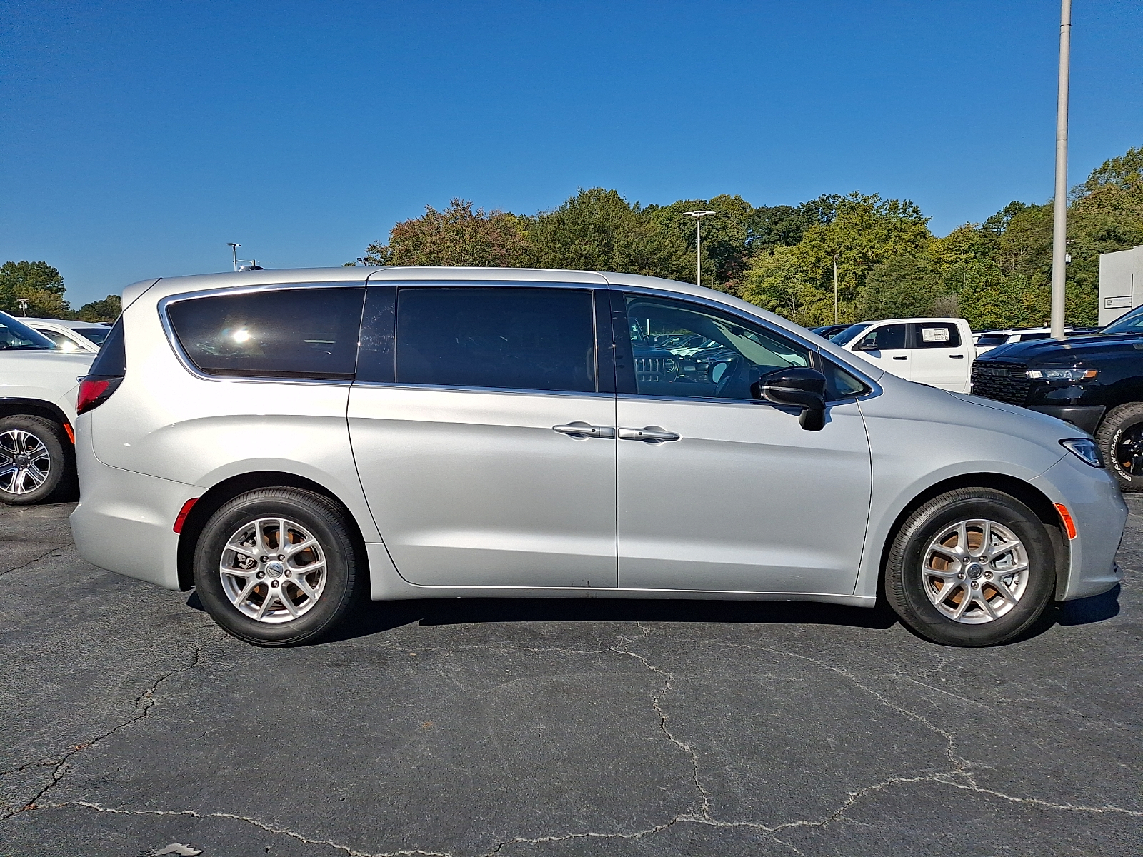 Used 2024 Chrysler Pacifica Van