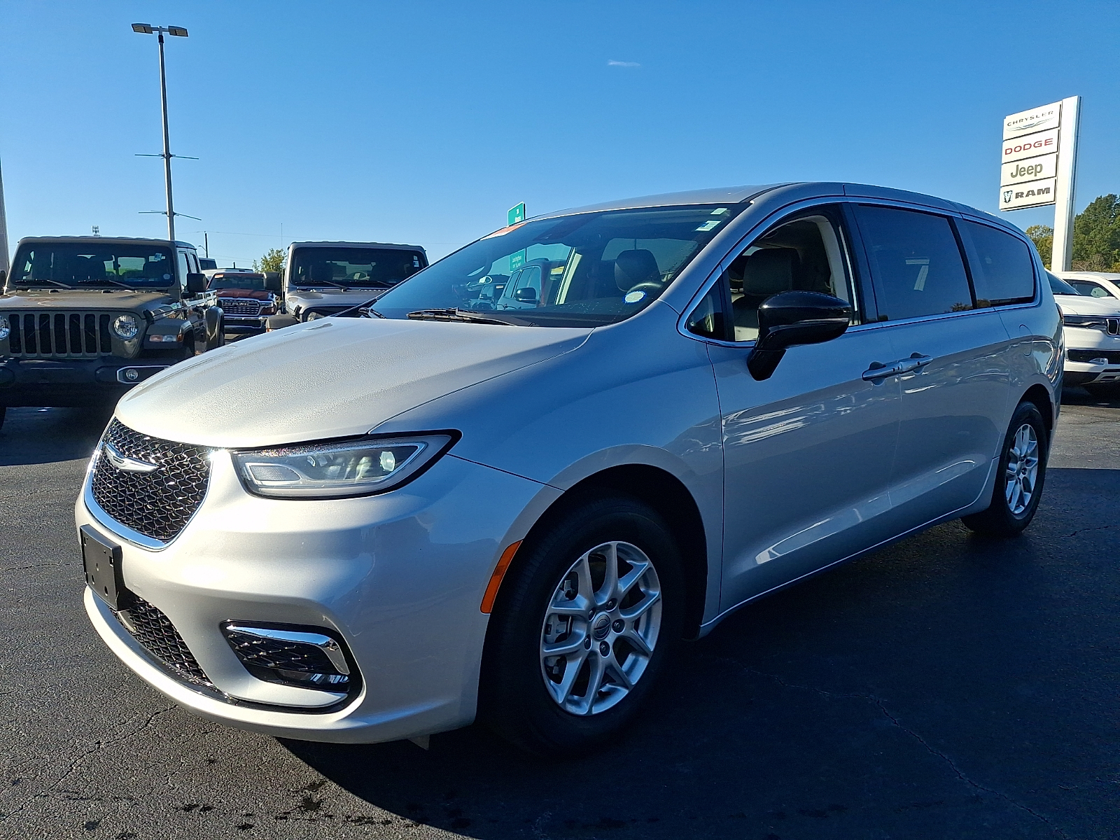 Used 2024 Chrysler Pacifica Van
