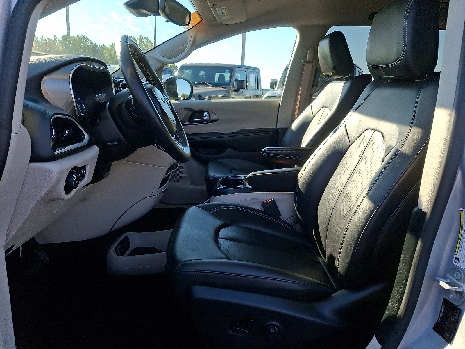 Used 2024 Chrysler Pacifica Van