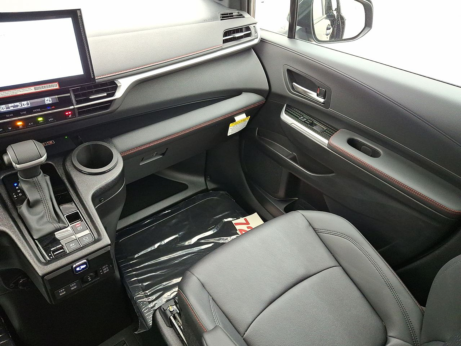 2025 Toyota Sienna XSE - Photo 14