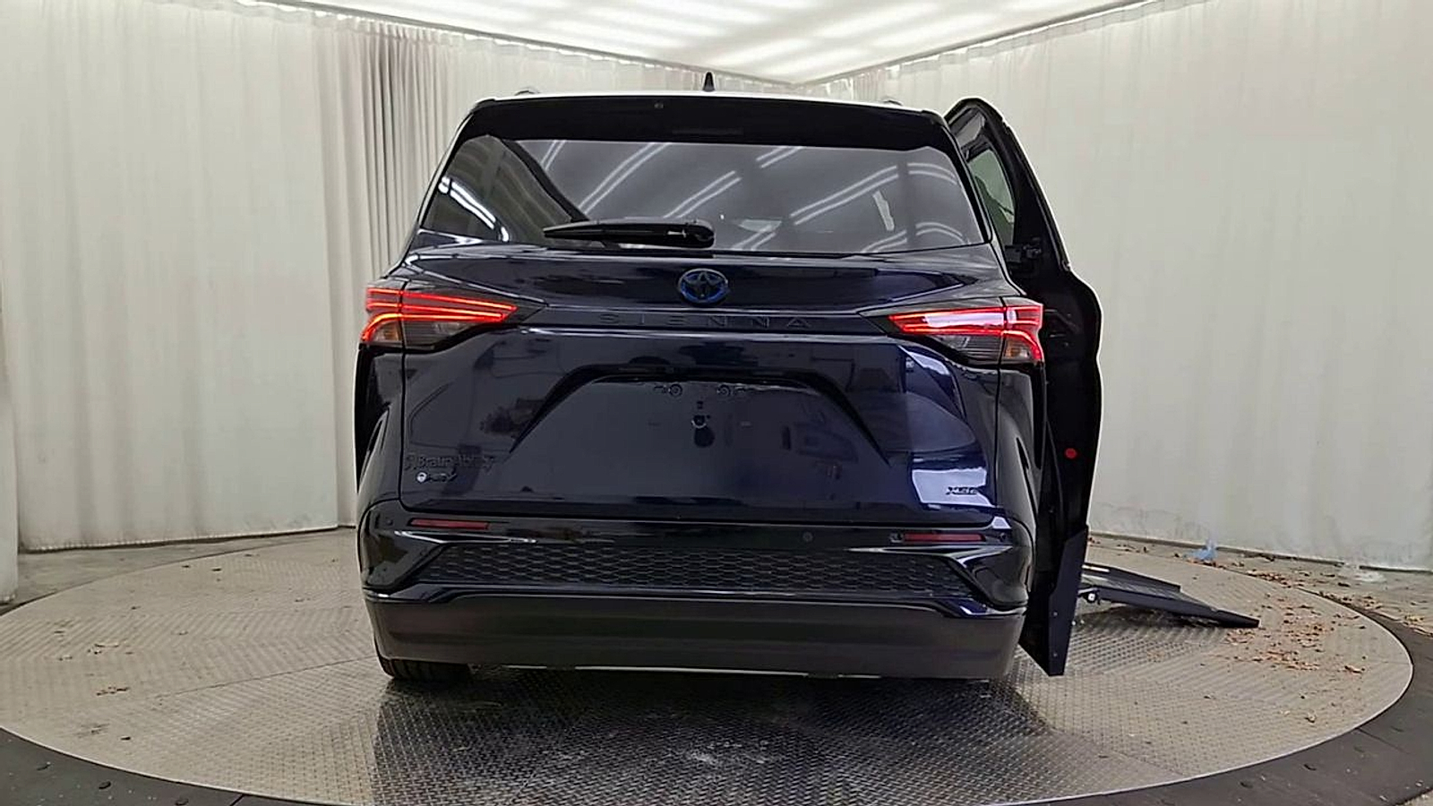 2025 Toyota Sienna XSE - Photo 10