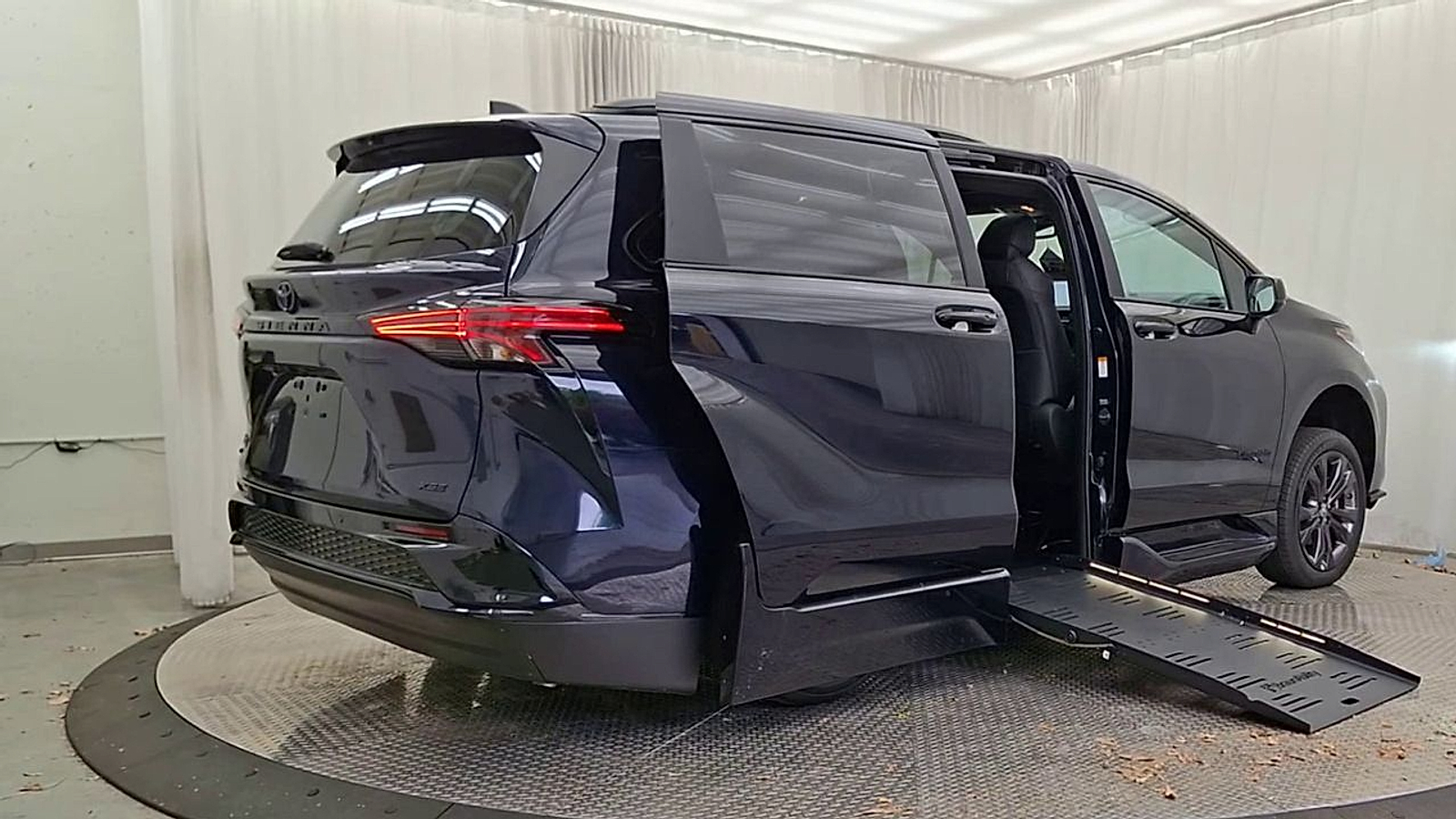2025 Toyota Sienna XSE - Photo 11