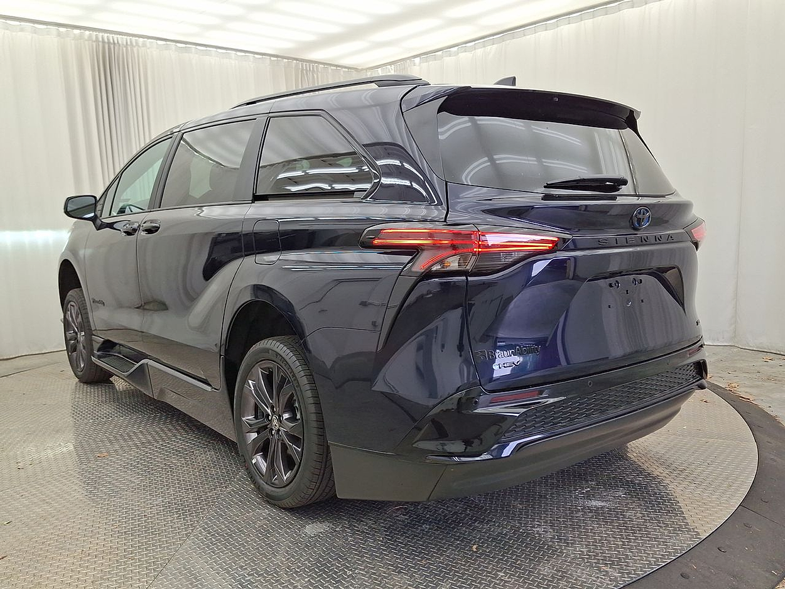 2025 Toyota Sienna XSE - Photo 31