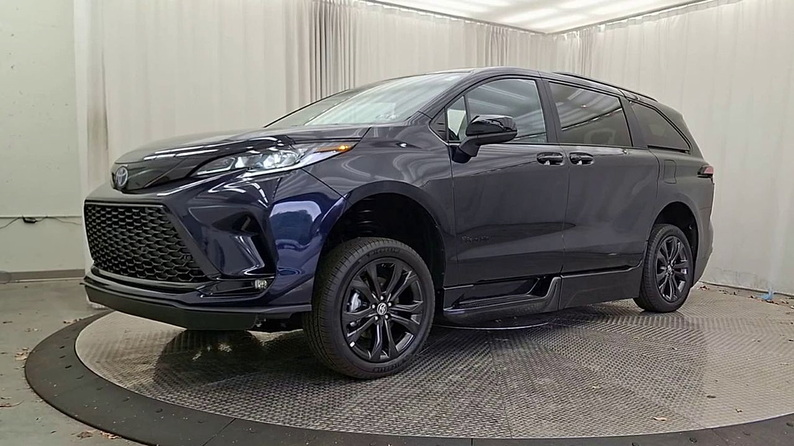 2025 Toyota Sienna XSE - Photo 6