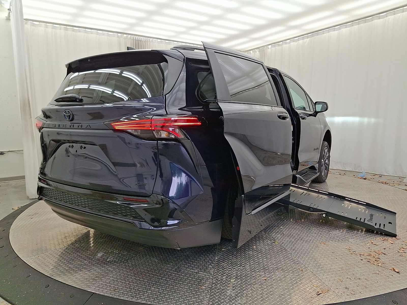 2025 Toyota Sienna XSE - Photo 34