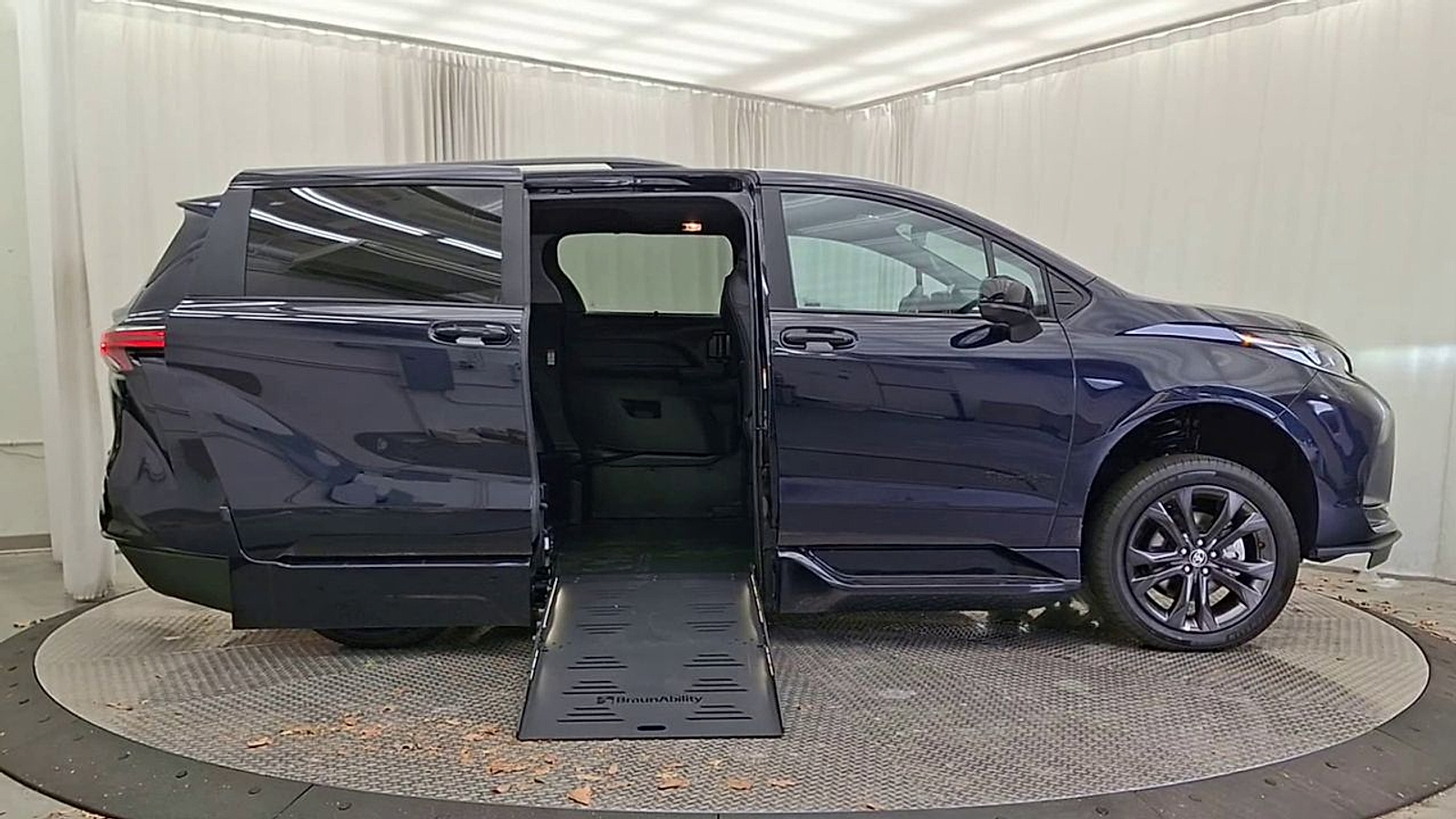 2025 Toyota Sienna XSE - Photo 12