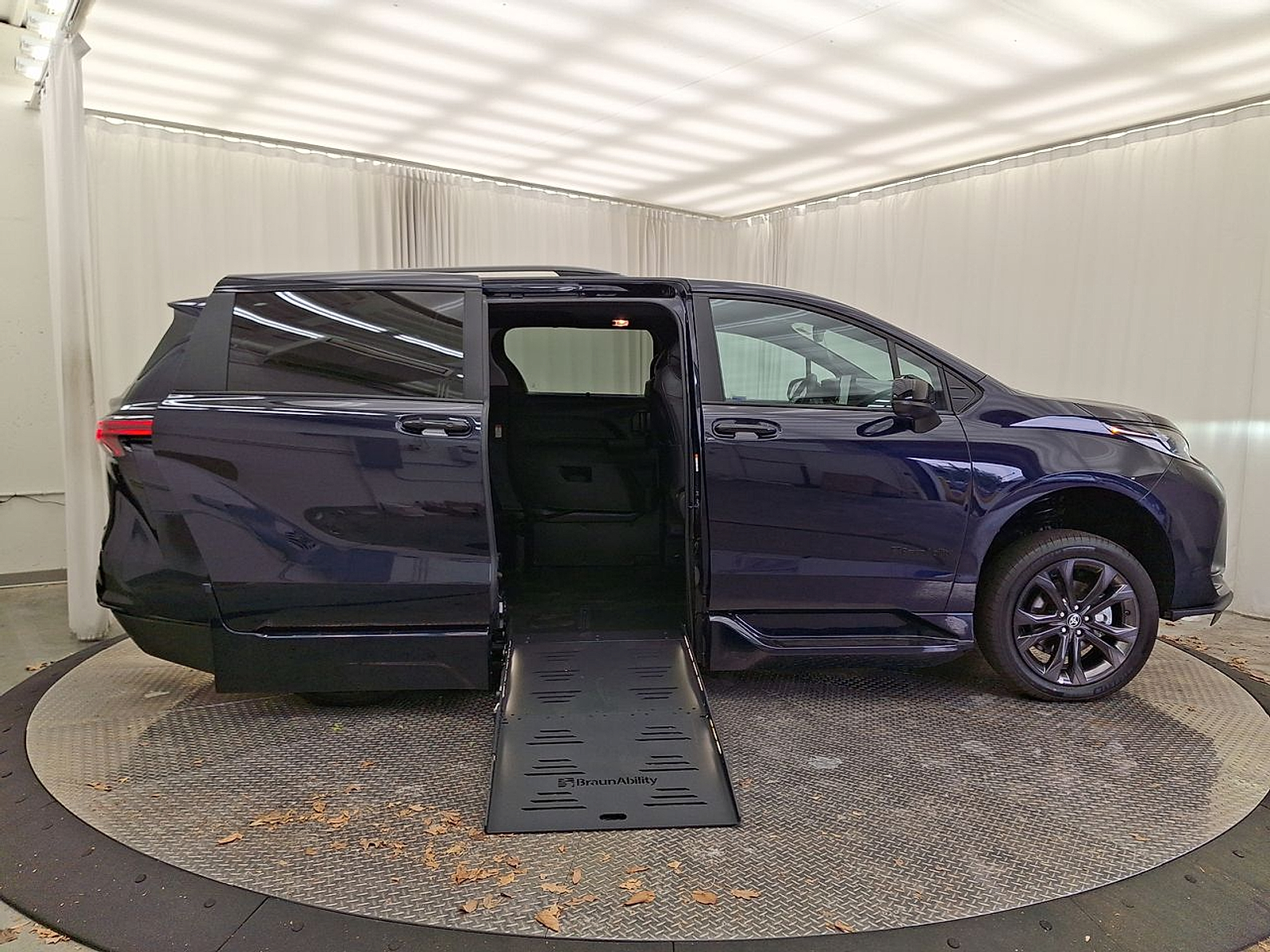 2025 Toyota Sienna XSE - Photo 35