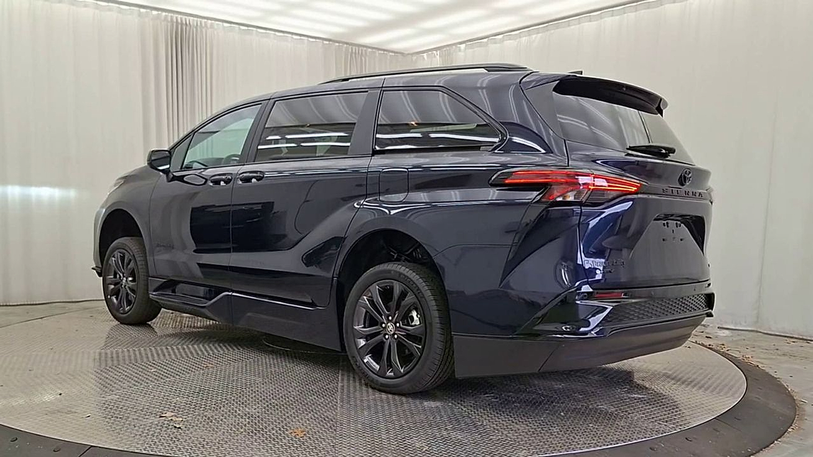 2025 Toyota Sienna XSE - Photo 9