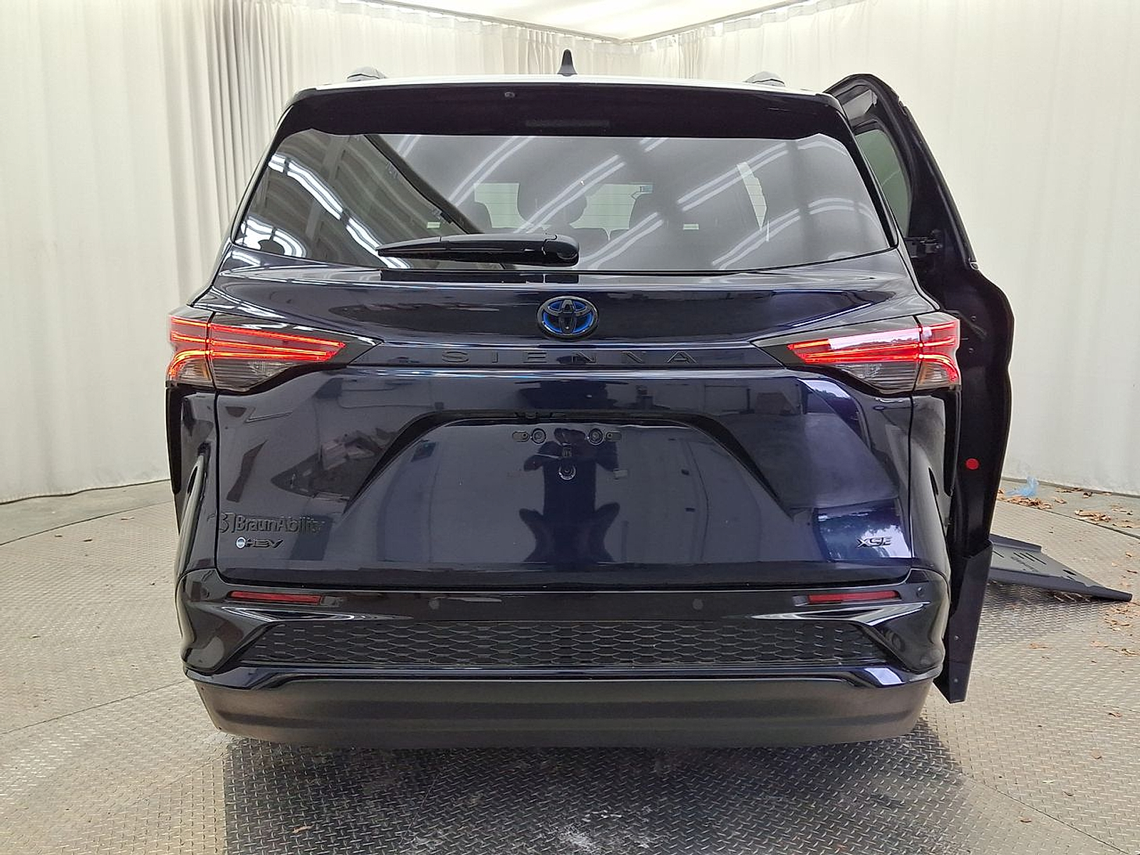 2025 Toyota Sienna XSE - Photo 32