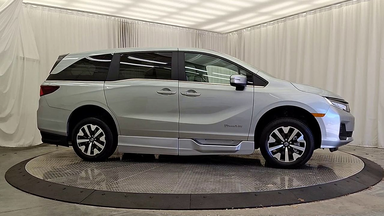 2025 Honda Odyssey EX-L - Photo 9