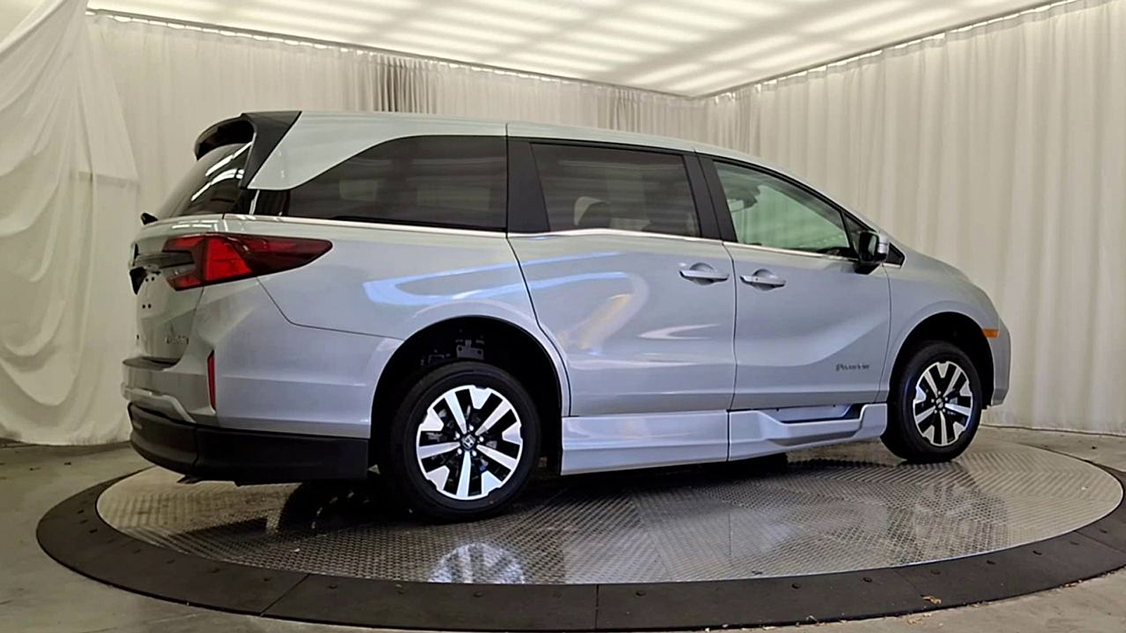 2025 Honda Odyssey EX-L - Photo 10